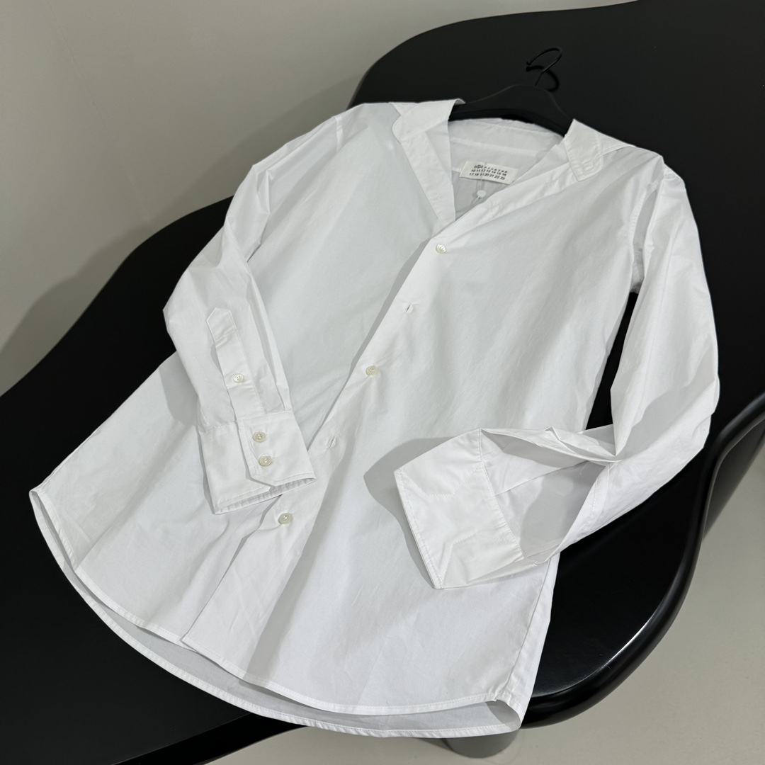 White Cotton Embroidered Shirt with Digital and English Logos, Gender-Neutral Design - 图片 5
