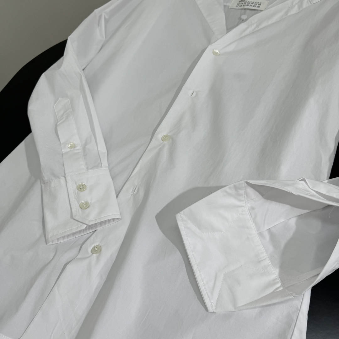 White Cotton Embroidered Shirt with Digital and English Logos, Gender-Neutral Design - 图片 6