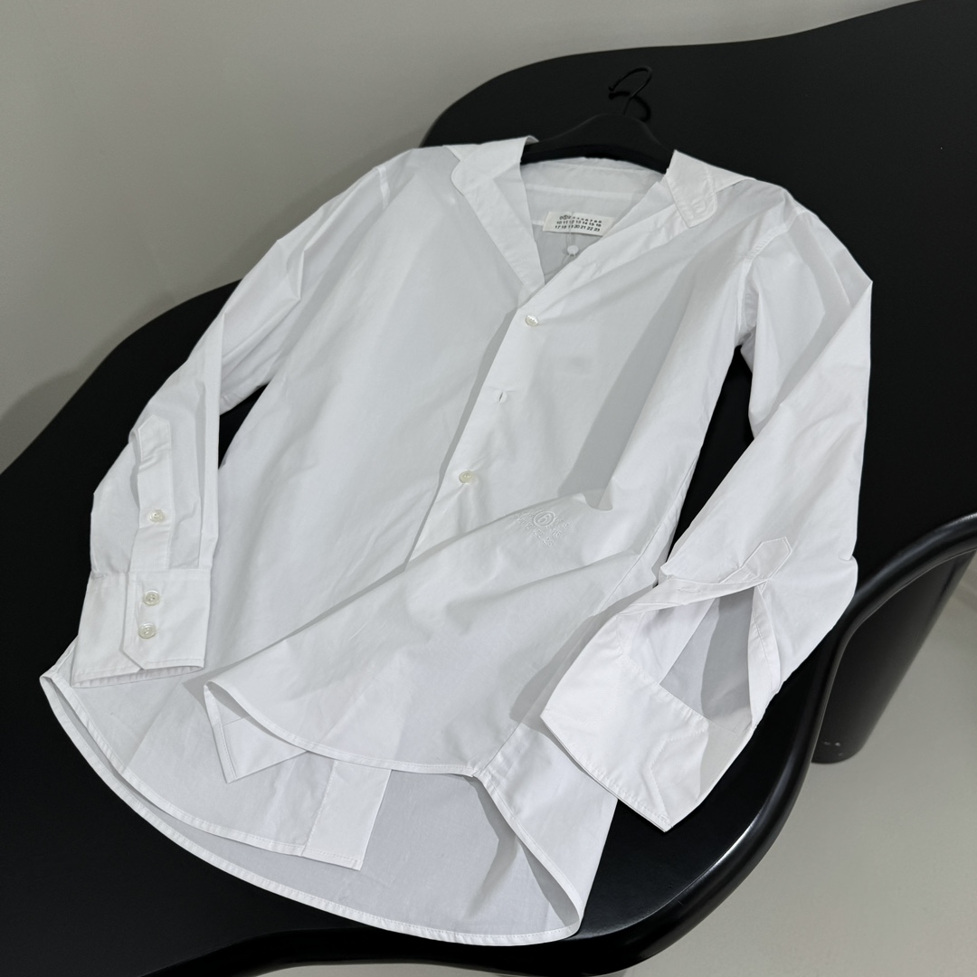 White Cotton Embroidered Shirt with Digital and English Logos, Gender-Neutral Design - 图片 7