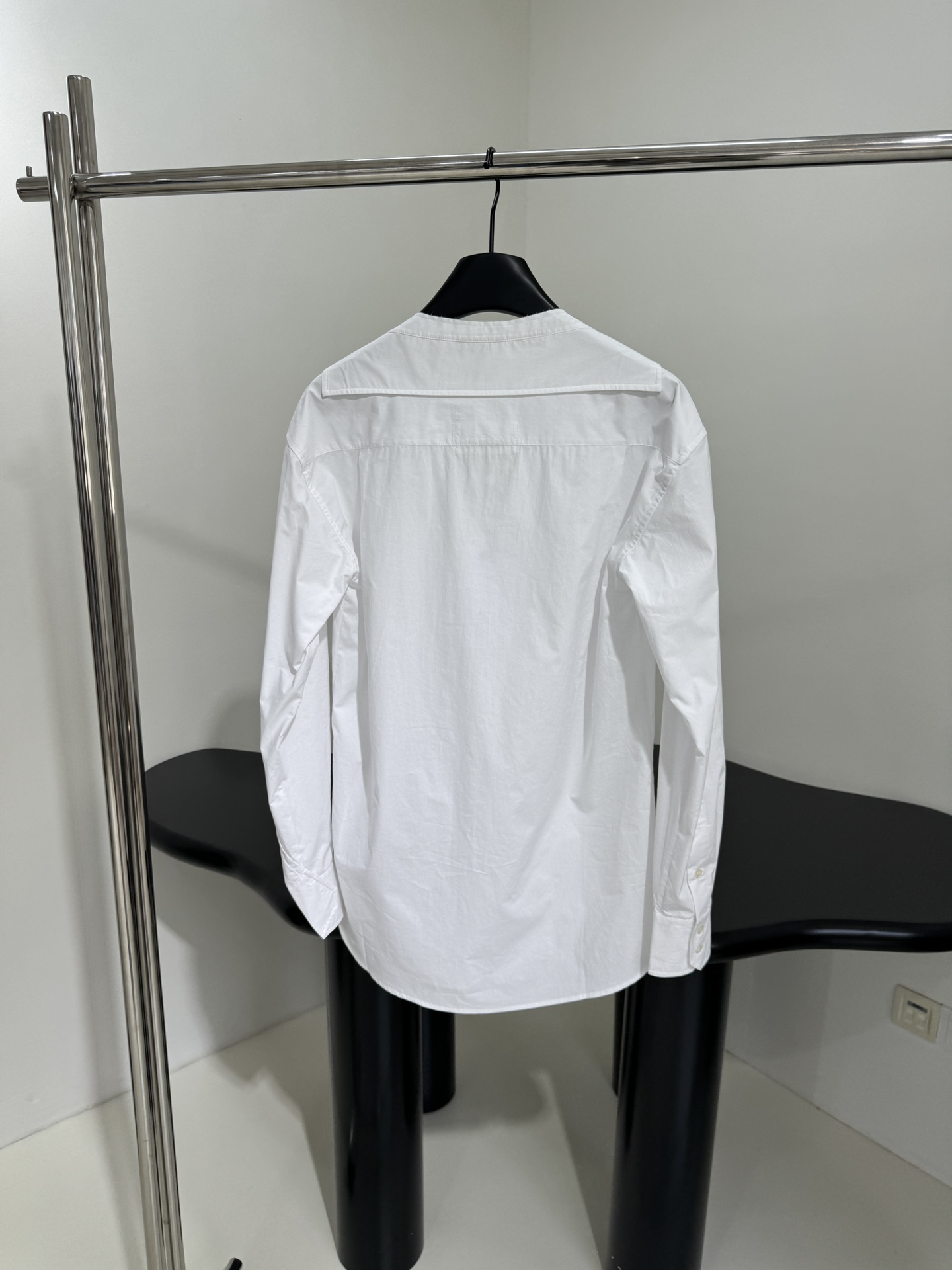 White Cotton Embroidered Shirt with Digital and English Logos, Gender-Neutral Design - 图片 3