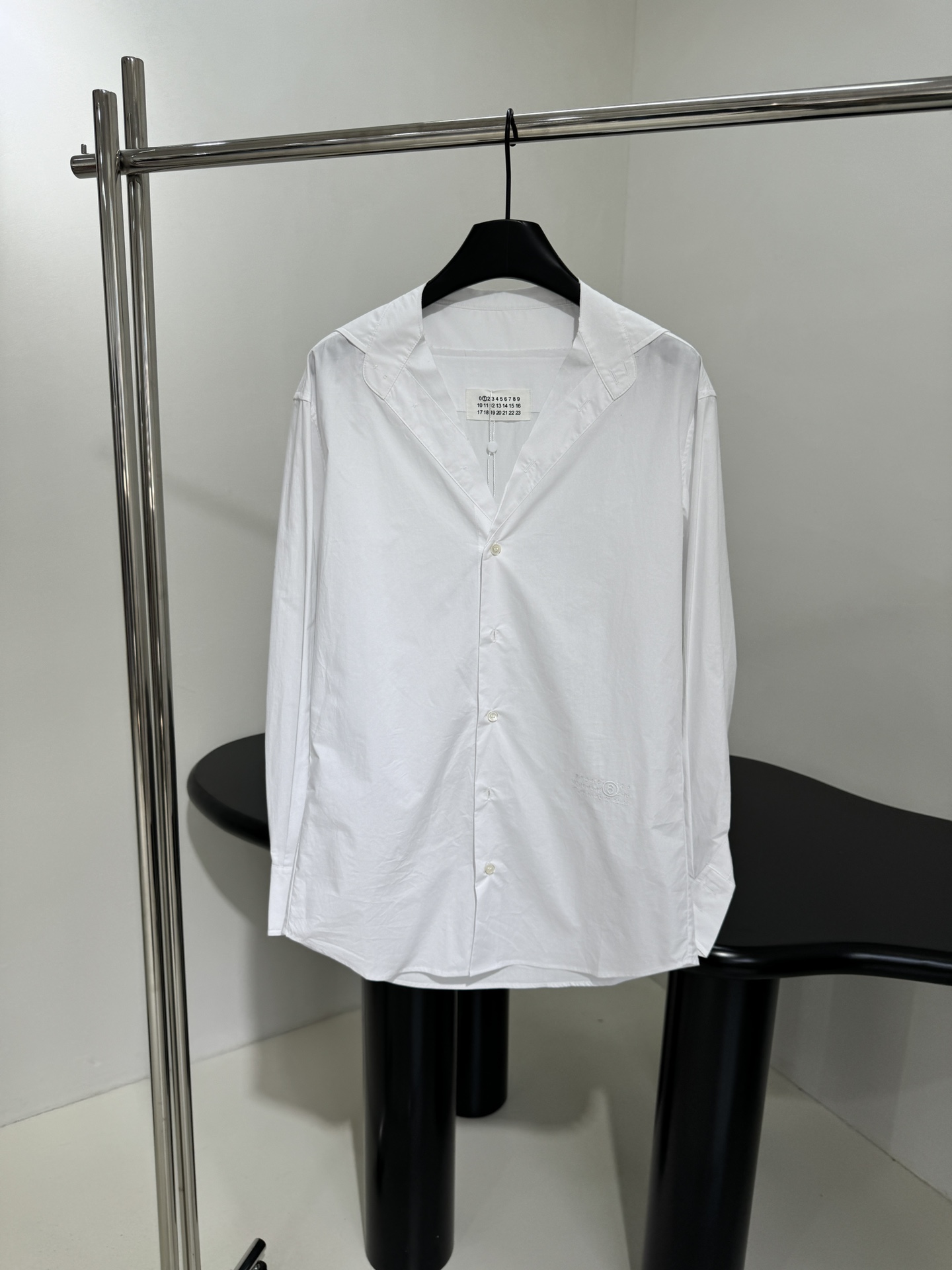 White Cotton Embroidered Shirt with Digital and English Logos, Gender-Neutral Design - 图片 1