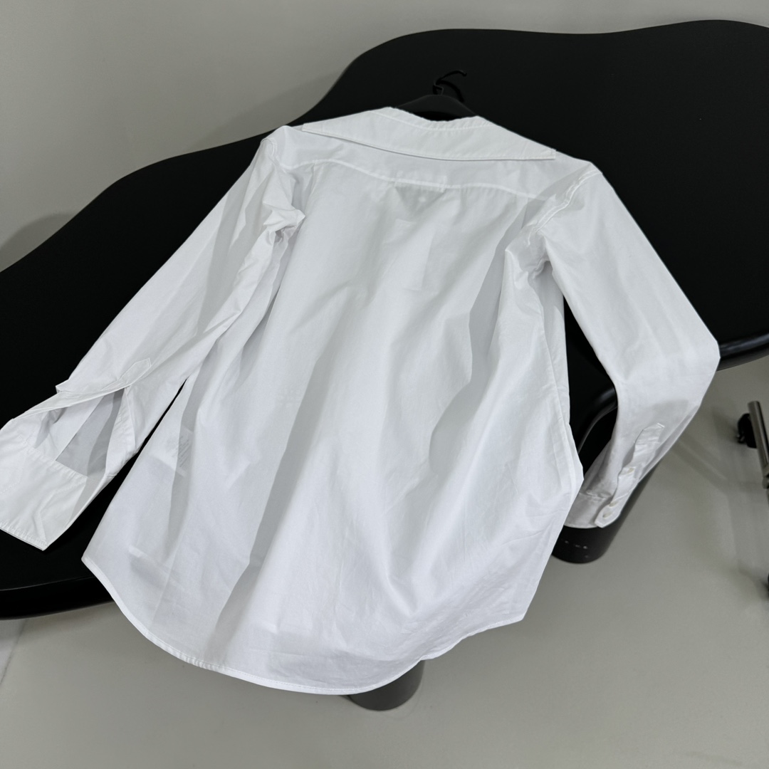 White Cotton Embroidered Shirt with Digital and English Logos, Gender-Neutral Design - 图片 9