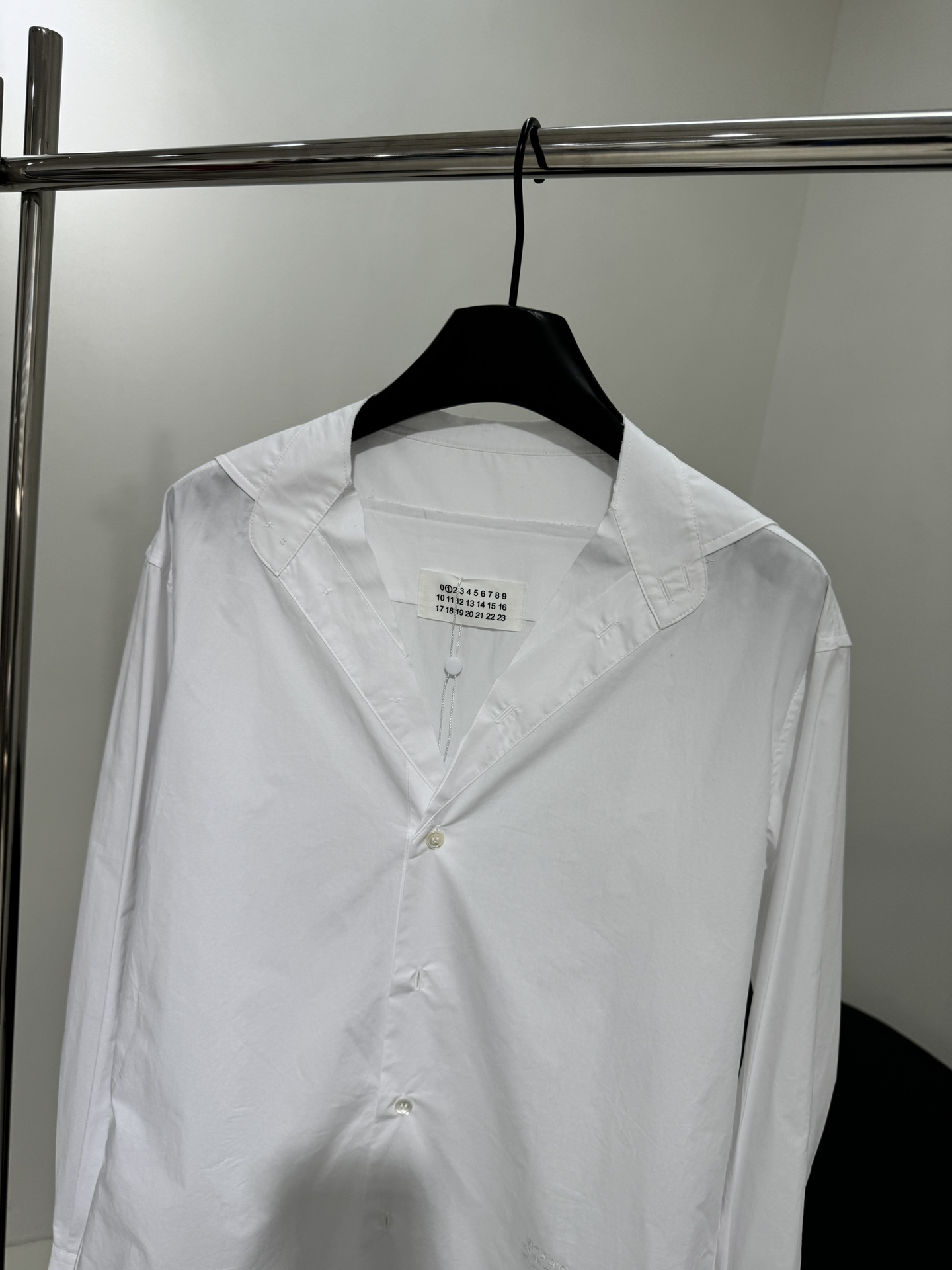White Cotton Embroidered Shirt with Digital and English Logos, Gender-Neutral Design - 图片 2