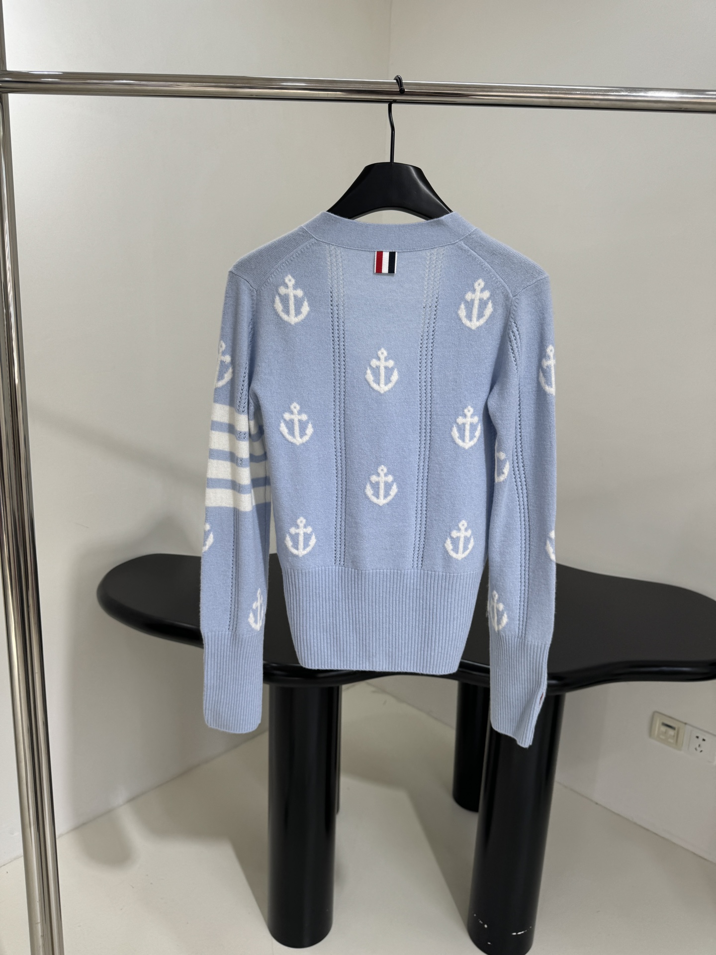 𝑇ℎ𝑜𝑚 𝐵𝑟𝑜𝑤𝑛*25新品羊毛提花开衫
柔软羊毛面料制作
饰有船锚图案刺绣
手臂经典撞色条纹
可调节