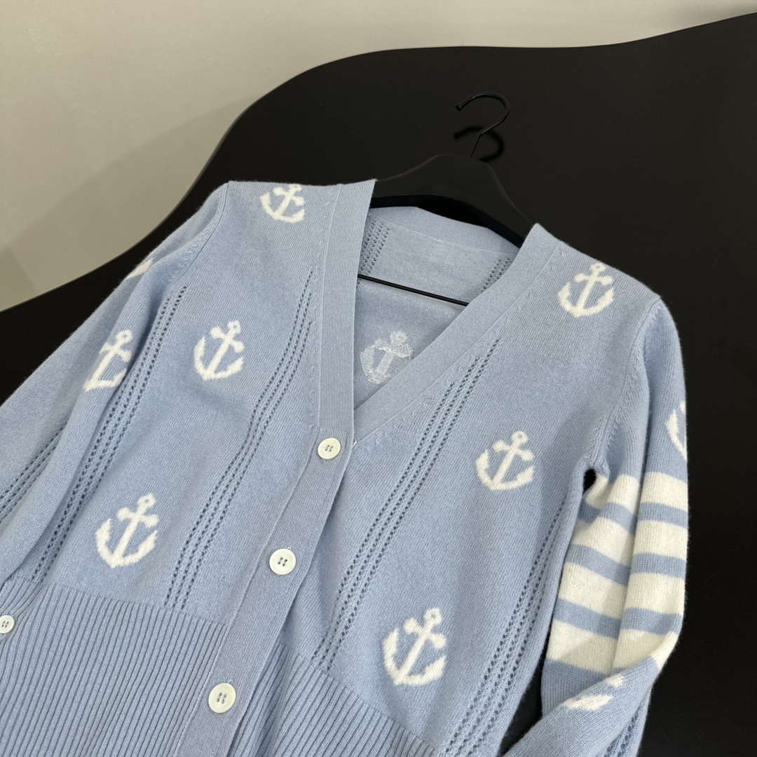 𝑇ℎ𝑜𝑚 𝐵𝑟𝑜𝑤𝑛*25新品羊毛提花开衫
柔软羊毛面料制作
饰有船锚图案刺绣
手臂经典撞色条纹
可调节