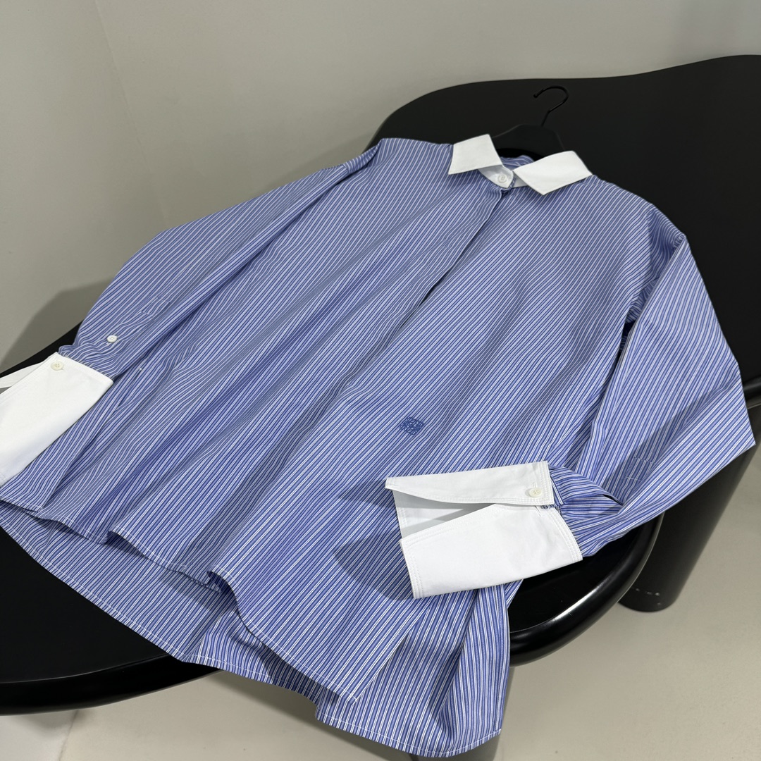 𝐿𝑜𝑒𝑤* 新品长款条纹棉质衬衫
采用轻质柔软棉质府绸面料
饰有品牌标识徽标刺绣
可拆卸拼接领口和袖口
