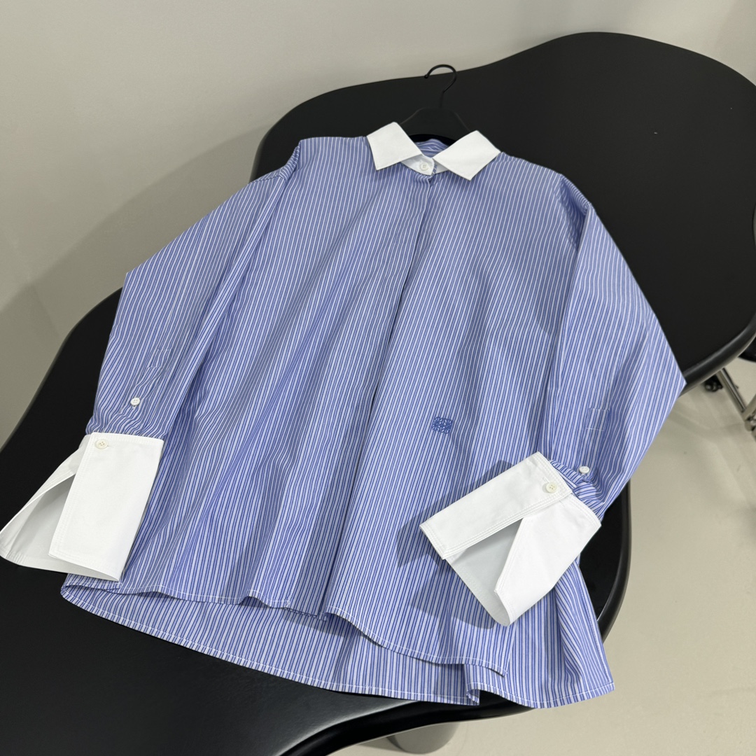 𝐿𝑜𝑒𝑤* 新品长款条纹棉质衬衫
采用轻质柔软棉质府绸面料
饰有品牌标识徽标刺绣
可拆卸拼接领口和袖口
