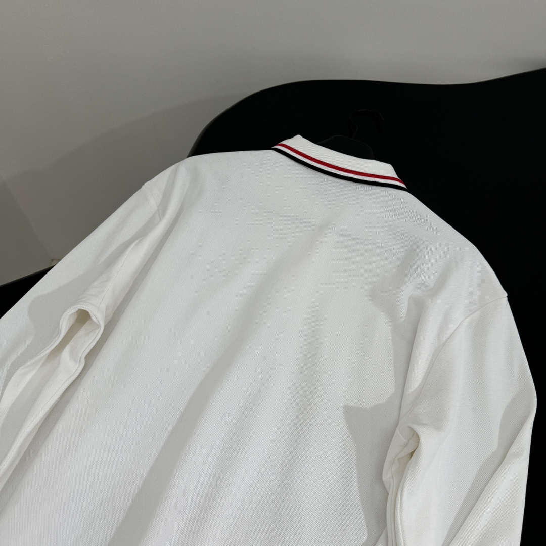 𝑚𝑖𝑢～春夏新品长袖针织珠地棉Polo衫
圆领双色珠地棉版型
胸口饰有撞色品牌标识刺绣徽标
经典Polo