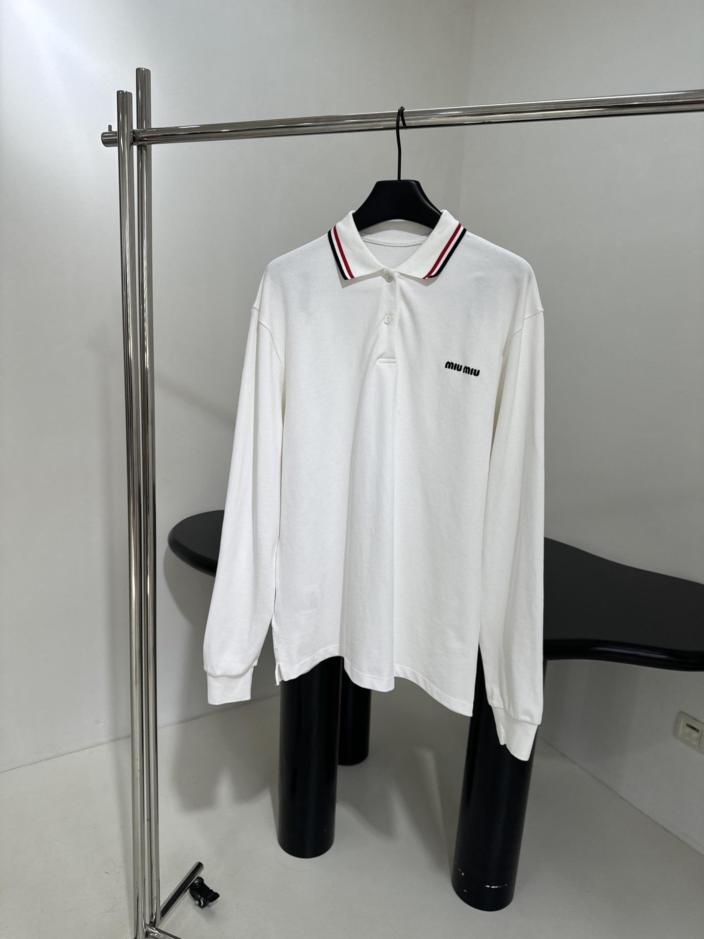 𝑚𝑖𝑢～春夏新品长袖针织珠地棉Polo衫
圆领双色珠地棉版型
胸口饰有撞色品牌标识刺绣徽标
经典Polo