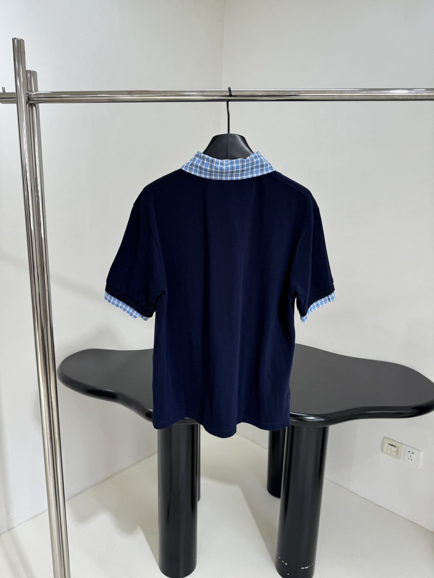 𝑚𝑖𝑢～春夏新品针织珠地棉Polo衫
珠地棉经典Polo版型
饰有撞色拼接衬衫翻领设计
品牌标识刺绣徽标