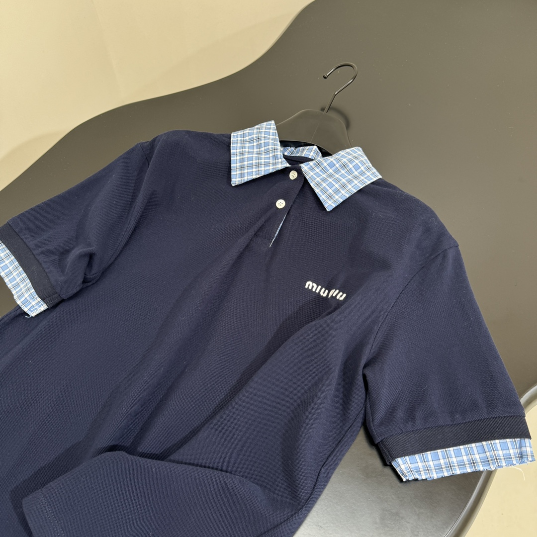 𝑚𝑖𝑢～春夏新品针织珠地棉Polo衫
珠地棉经典Polo版型
饰有撞色拼接衬衫翻领设计
品牌标识刺绣徽标