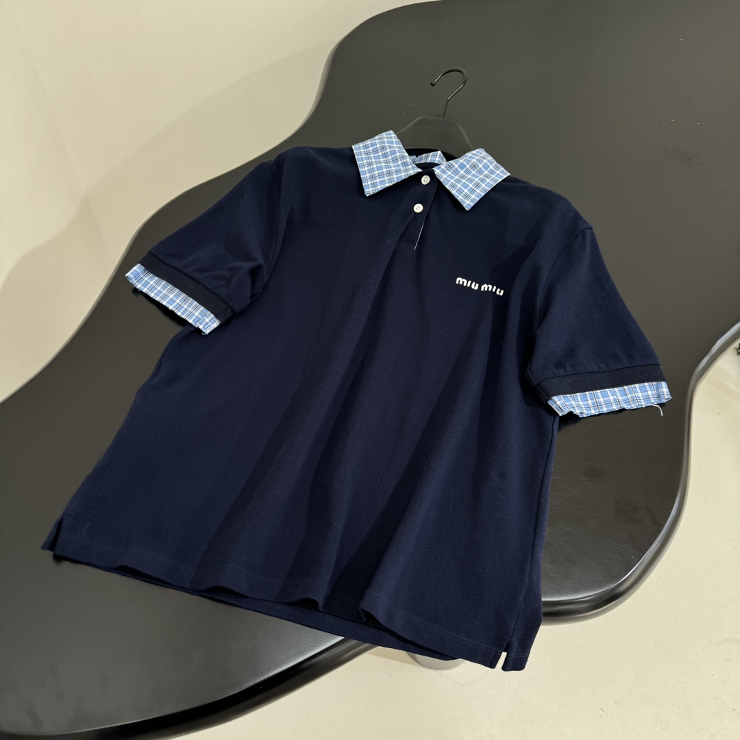 𝑚𝑖𝑢～春夏新品针织珠地棉Polo衫
珠地棉经典Polo版型
饰有撞色拼接衬衫翻领设计
品牌标识刺绣徽标