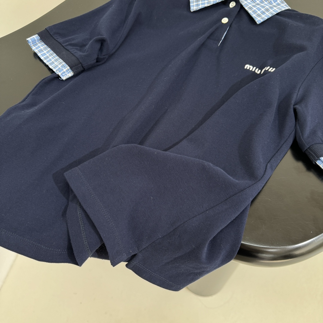 𝑚𝑖𝑢～春夏新品针织珠地棉Polo衫
珠地棉经典Polo版型
饰有撞色拼接衬衫翻领设计
品牌标识刺绣徽标