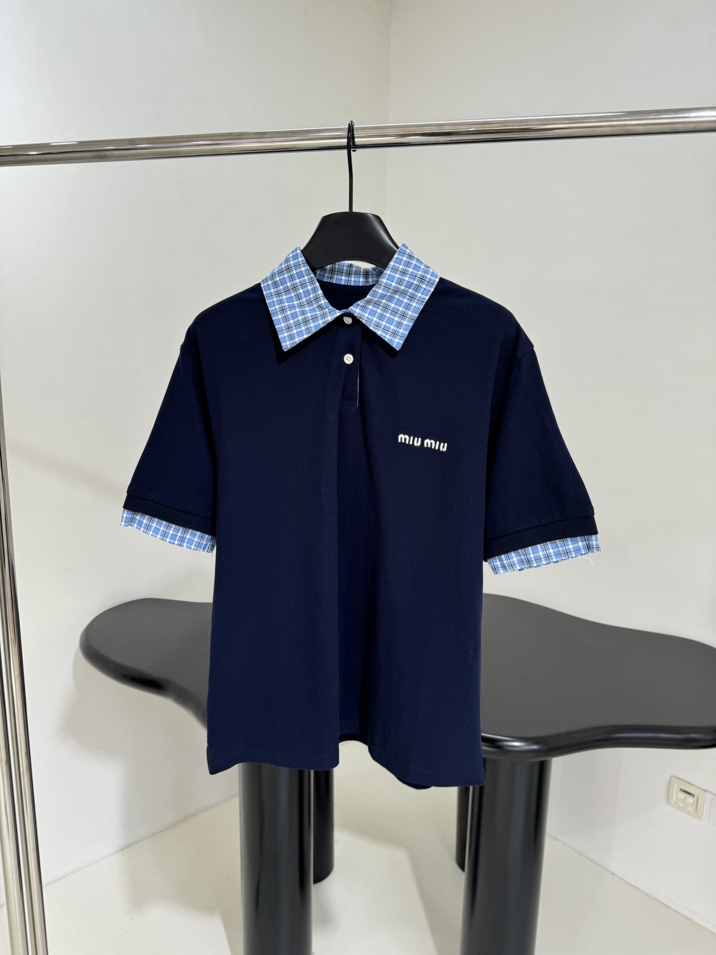 𝑚𝑖𝑢～春夏新品针织珠地棉Polo衫
珠地棉经典Polo版型
饰有撞色拼接衬衫翻领设计
品牌标识刺绣徽标