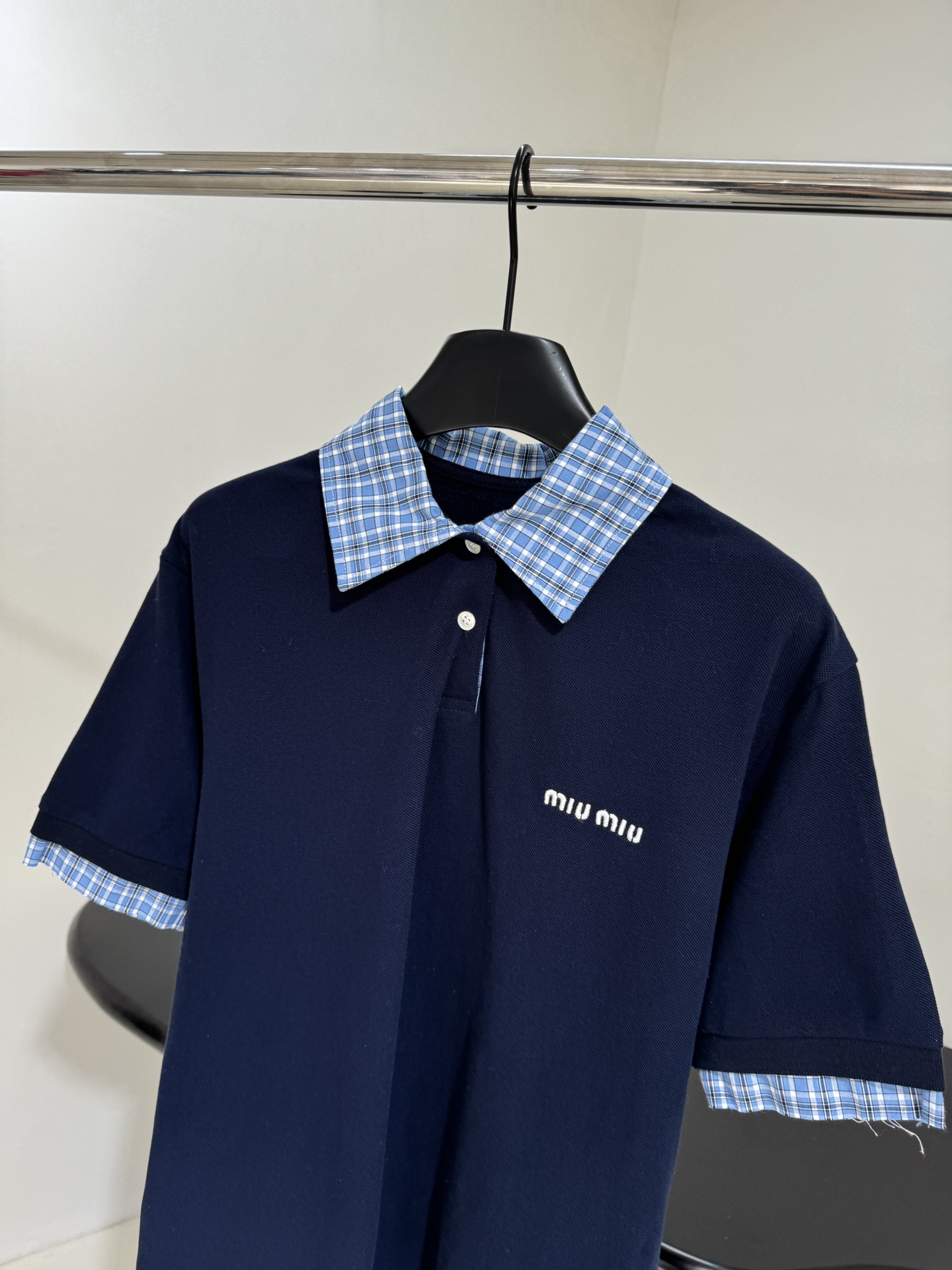 𝑚𝑖𝑢～春夏新品针织珠地棉Polo衫
珠地棉经典Polo版型
饰有撞色拼接衬衫翻领设计
品牌标识刺绣徽标