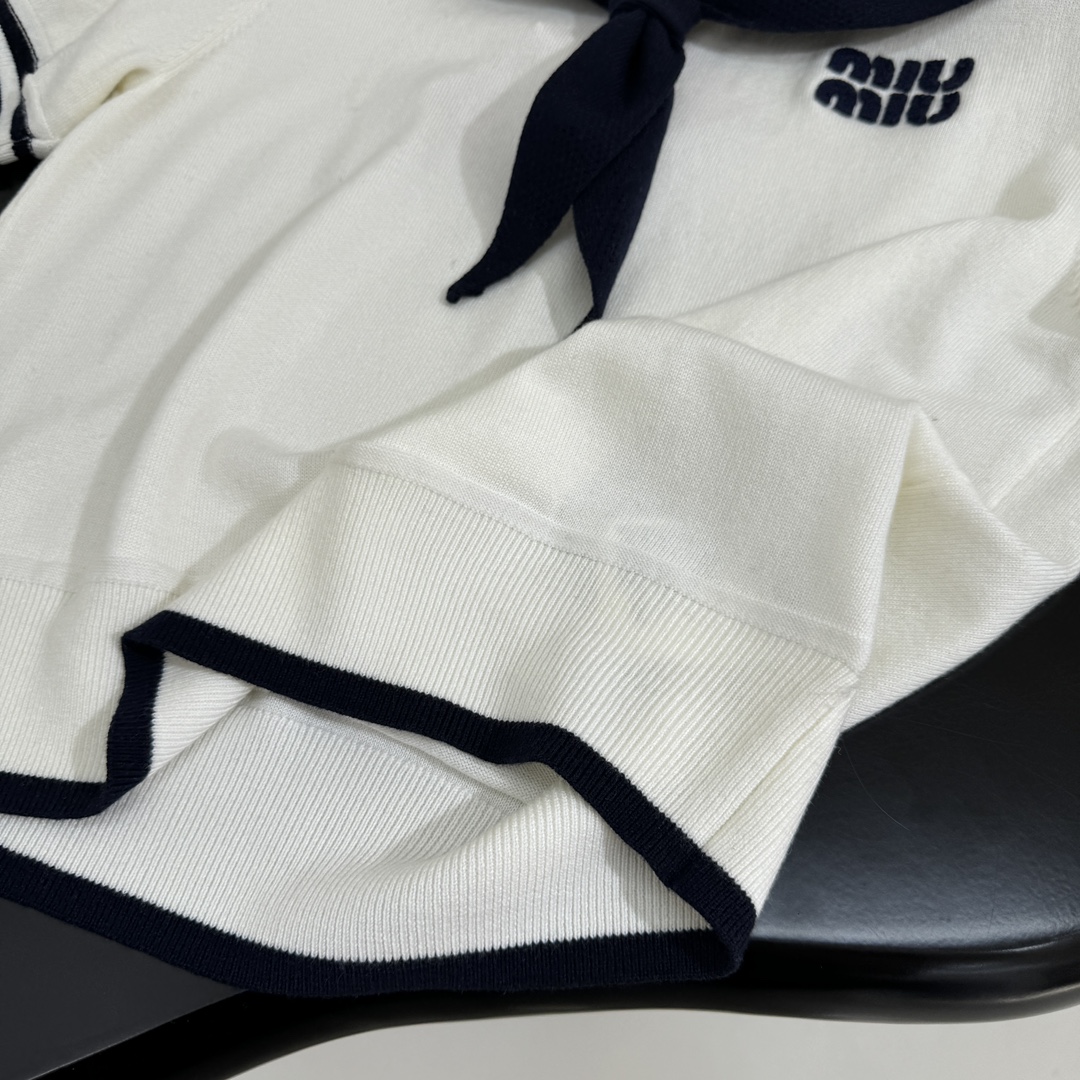 𝑚𝑖𝑢～新品海军领羊毛拼接Polo衫
柔软羊毛面料
撞色拼接图案
品牌标识刺绣徽标
撞色条纹饰边
Pol