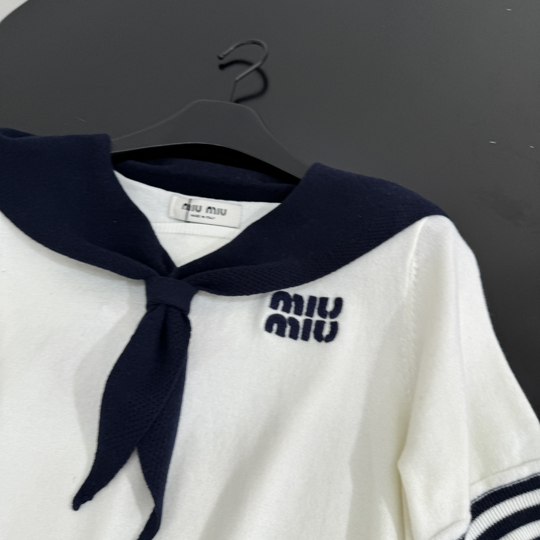𝑚𝑖𝑢～新品海军领羊毛拼接Polo衫
柔软羊毛面料
撞色拼接图案
品牌标识刺绣徽标
撞色条纹饰边
Pol