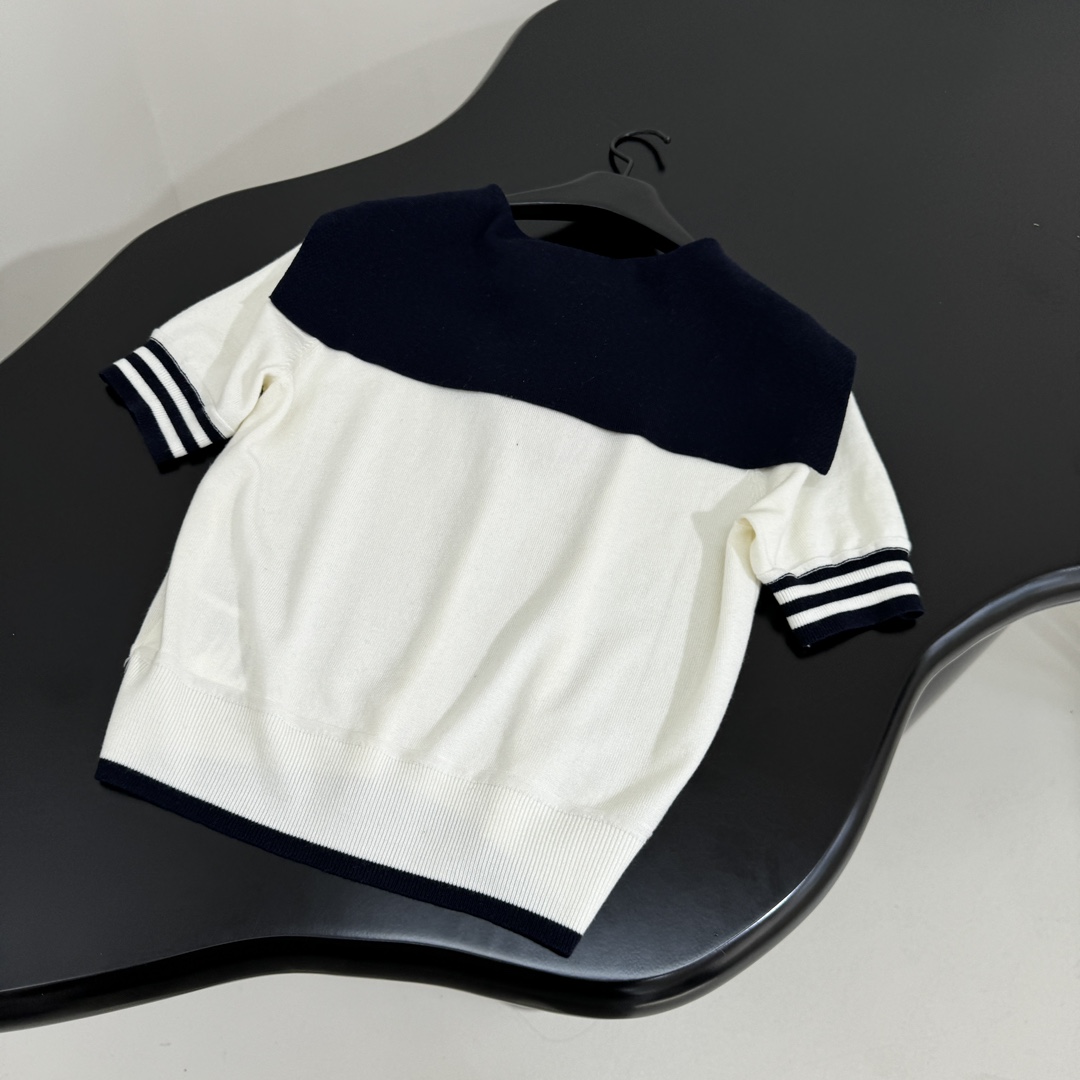 𝑚𝑖𝑢～新品海军领羊毛拼接Polo衫
柔软羊毛面料
撞色拼接图案
品牌标识刺绣徽标
撞色条纹饰边
Pol