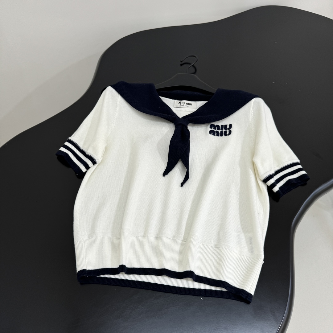 𝑚𝑖𝑢～新品海军领羊毛拼接Polo衫
柔软羊毛面料
撞色拼接图案
品牌标识刺绣徽标
撞色条纹饰边
Pol