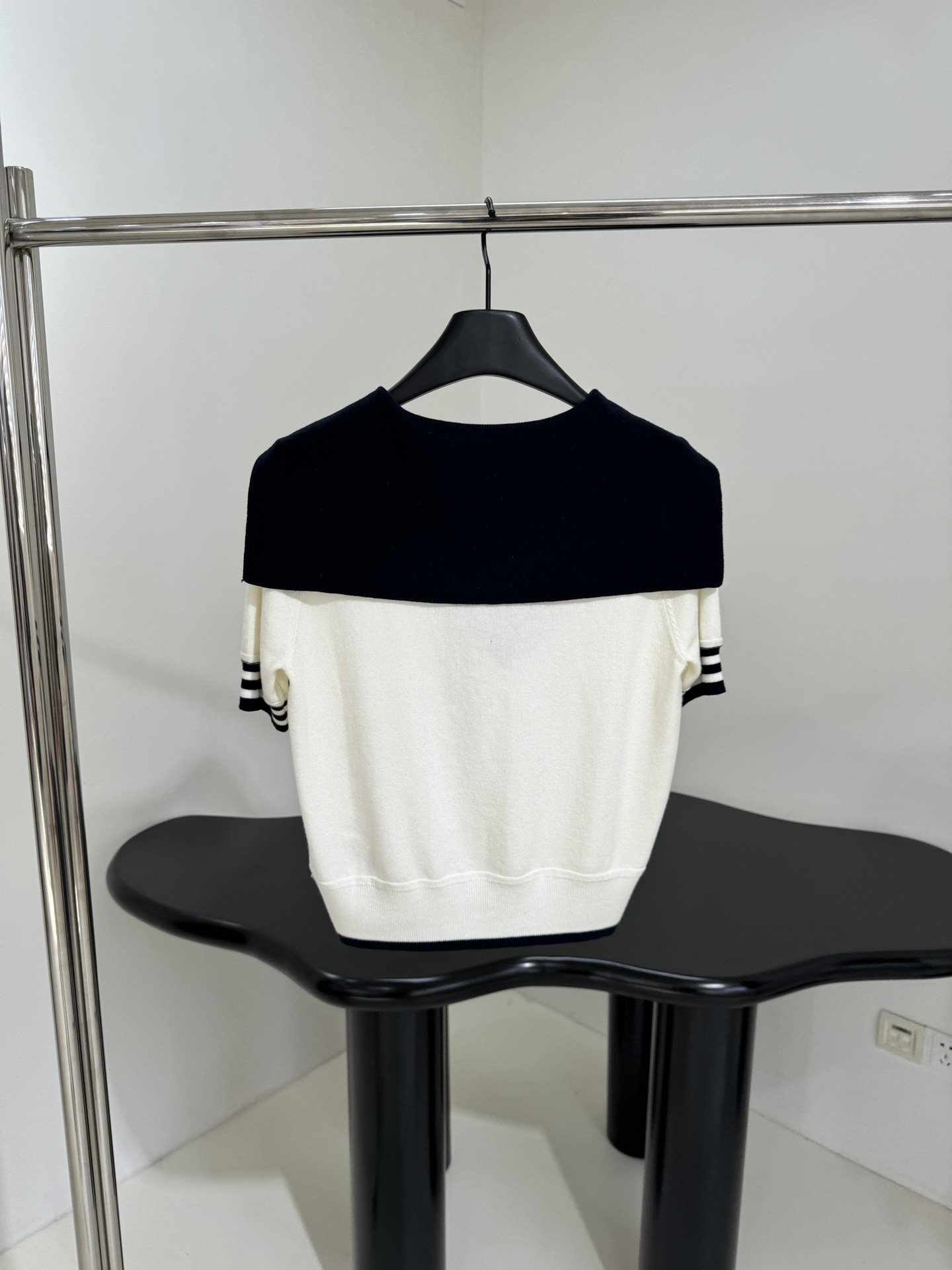 𝑚𝑖𝑢～新品海军领羊毛拼接Polo衫
柔软羊毛面料
撞色拼接图案
品牌标识刺绣徽标
撞色条纹饰边
Pol