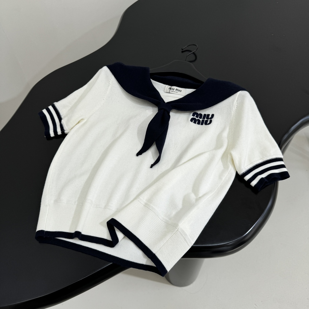 𝑚𝑖𝑢～新品海军领羊毛拼接Polo衫
柔软羊毛面料
撞色拼接图案
品牌标识刺绣徽标
撞色条纹饰边
Pol
