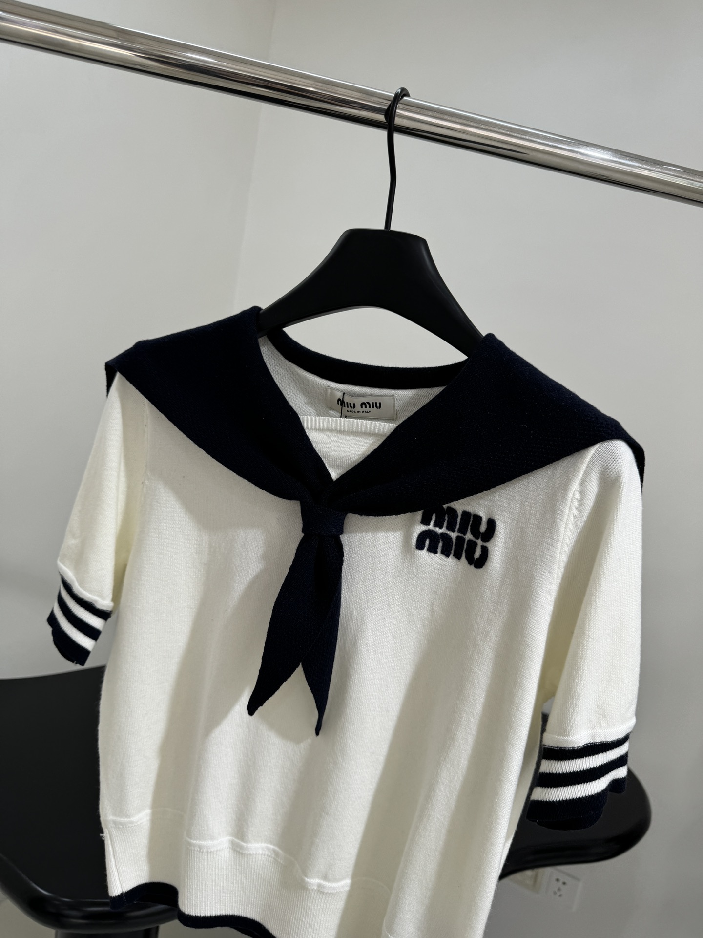 𝑚𝑖𝑢～新品海军领羊毛拼接Polo衫
柔软羊毛面料
撞色拼接图案
品牌标识刺绣徽标
撞色条纹饰边
Pol