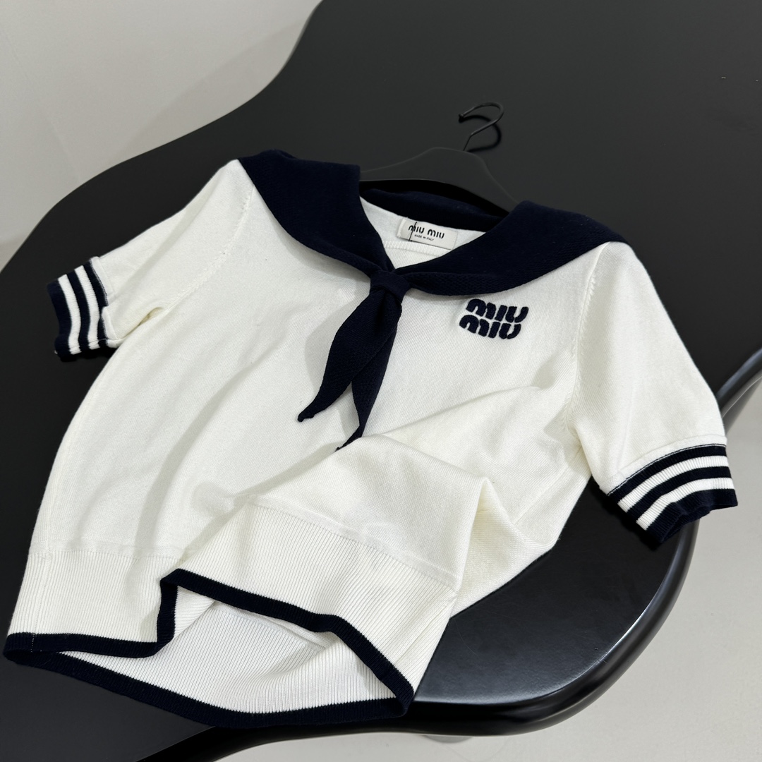 𝑚𝑖𝑢～新品海军领羊毛拼接Polo衫
柔软羊毛面料
撞色拼接图案
品牌标识刺绣徽标
撞色条纹饰边
Pol