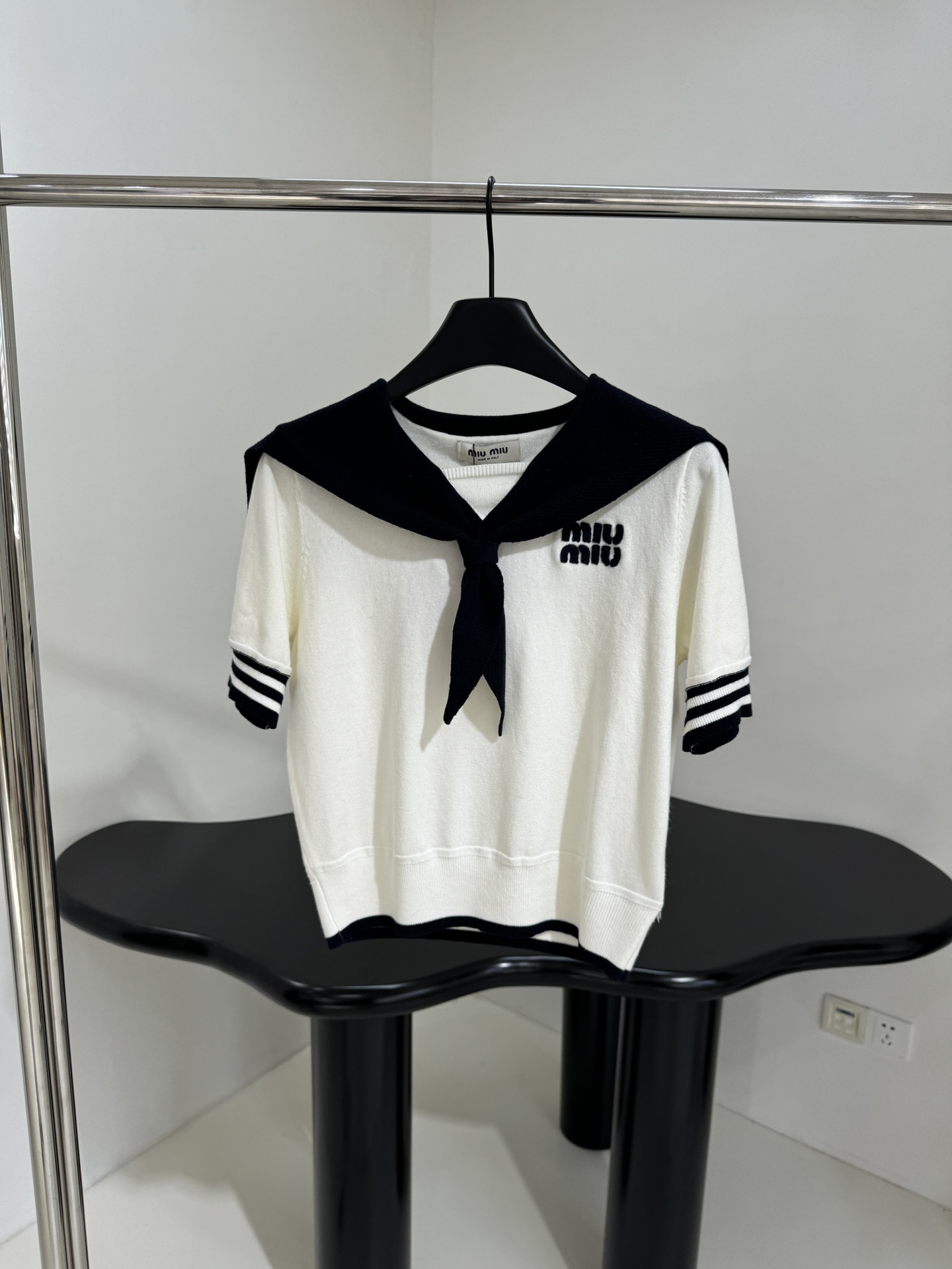 𝑚𝑖𝑢～新品海军领羊毛拼接Polo衫
柔软羊毛面料
撞色拼接图案
品牌标识刺绣徽标
撞色条纹饰边
Pol