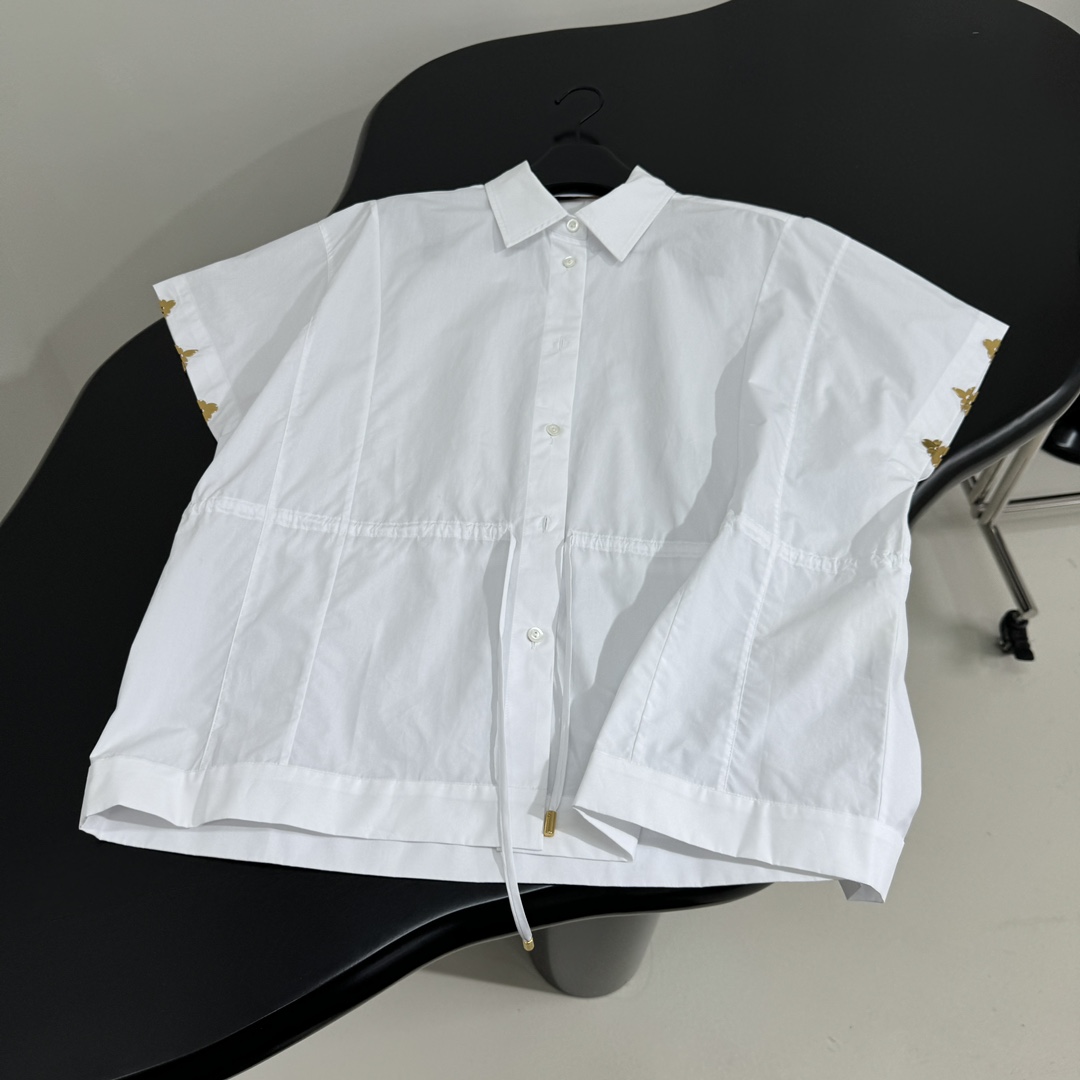 路易#新品棉质短袖衬衫
棉质针织平纹面料
袖口饰金属老花图案
可调节抽绳松紧腰带
对版剪裁 纽扣开合
男