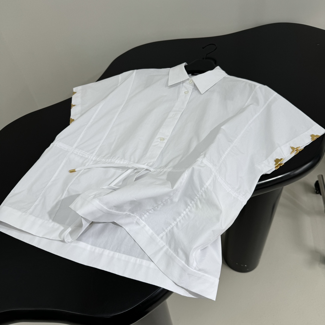 路易#新品棉质短袖衬衫
棉质针织平纹面料
袖口饰金属老花图案
可调节抽绳松紧腰带
对版剪裁 纽扣开合
男