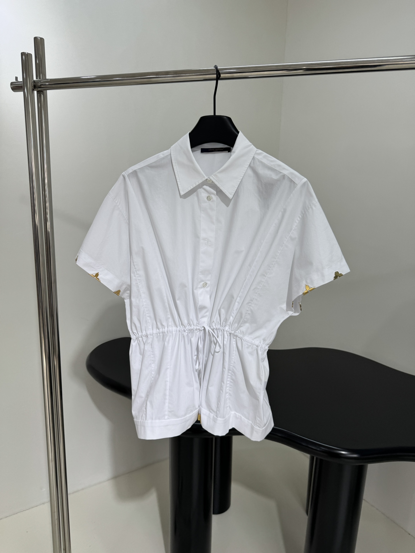 路易#新品棉质短袖衬衫
棉质针织平纹面料
袖口饰金属老花图案
可调节抽绳松紧腰带
对版剪裁 纽扣开合
男