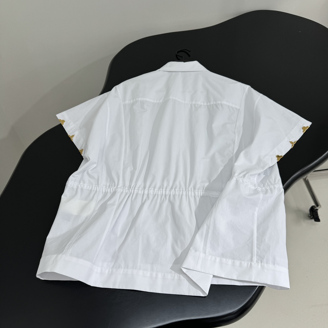 路易#新品棉质短袖衬衫
棉质针织平纹面料
袖口饰金属老花图案
可调节抽绳松紧腰带
对版剪裁 纽扣开合
男