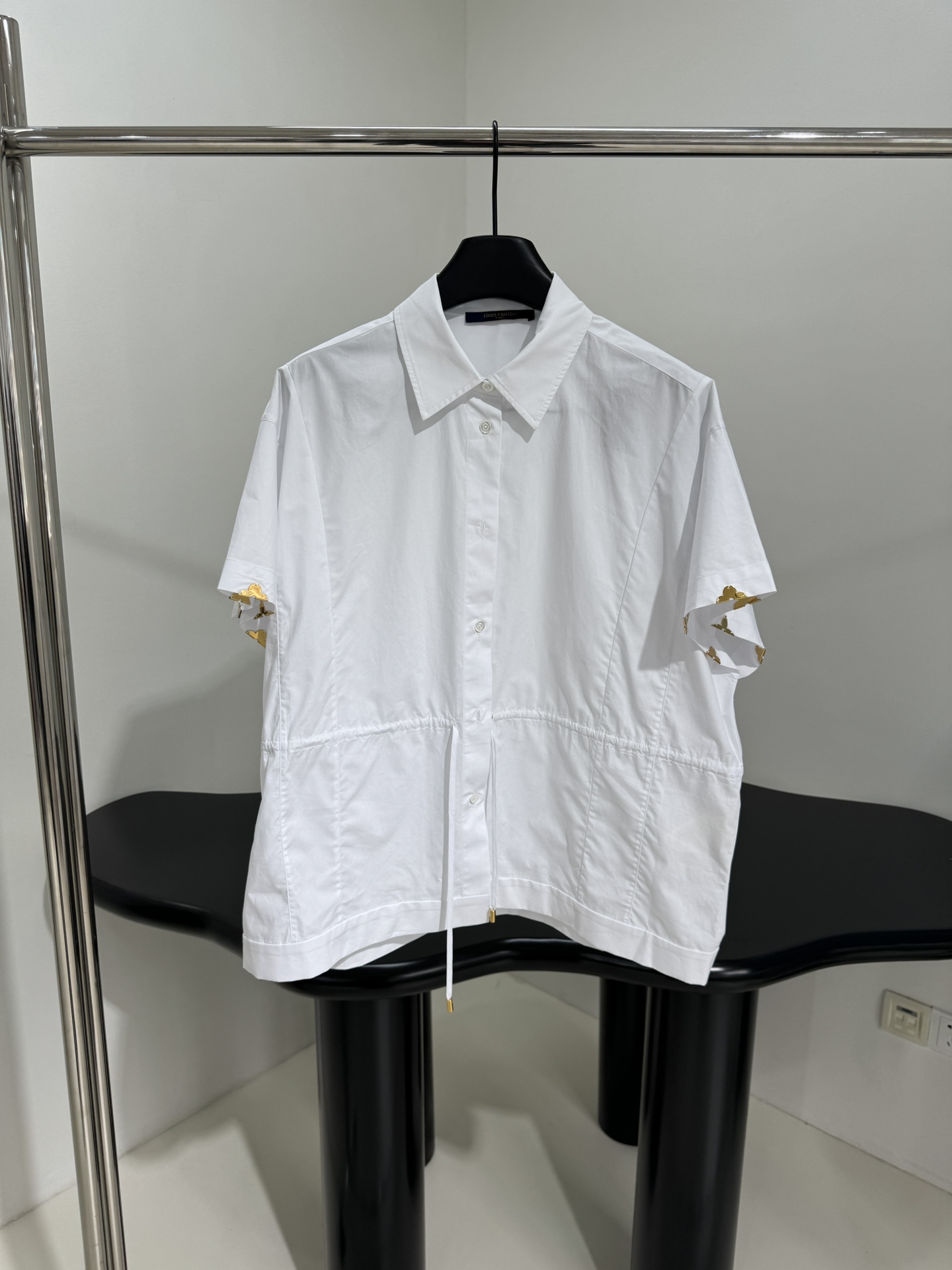 路易#新品棉质短袖衬衫
棉质针织平纹面料
袖口饰金属老花图案
可调节抽绳松紧腰带
对版剪裁 纽扣开合
男