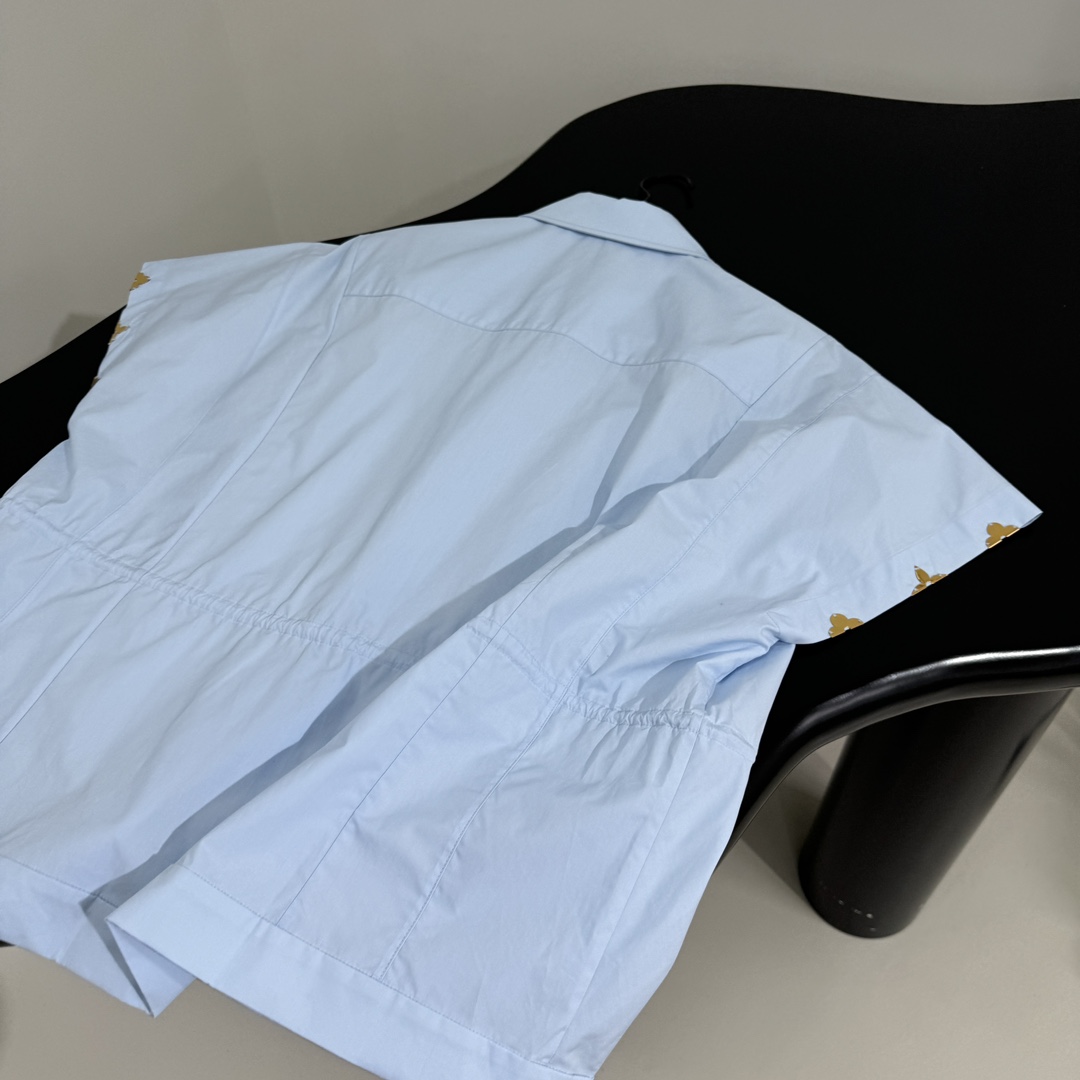 路易#新品棉质短袖衬衫
棉质针织平纹面料
袖口饰金属老花图案
可调节抽绳松紧腰带
对版剪裁 纽扣开合
男