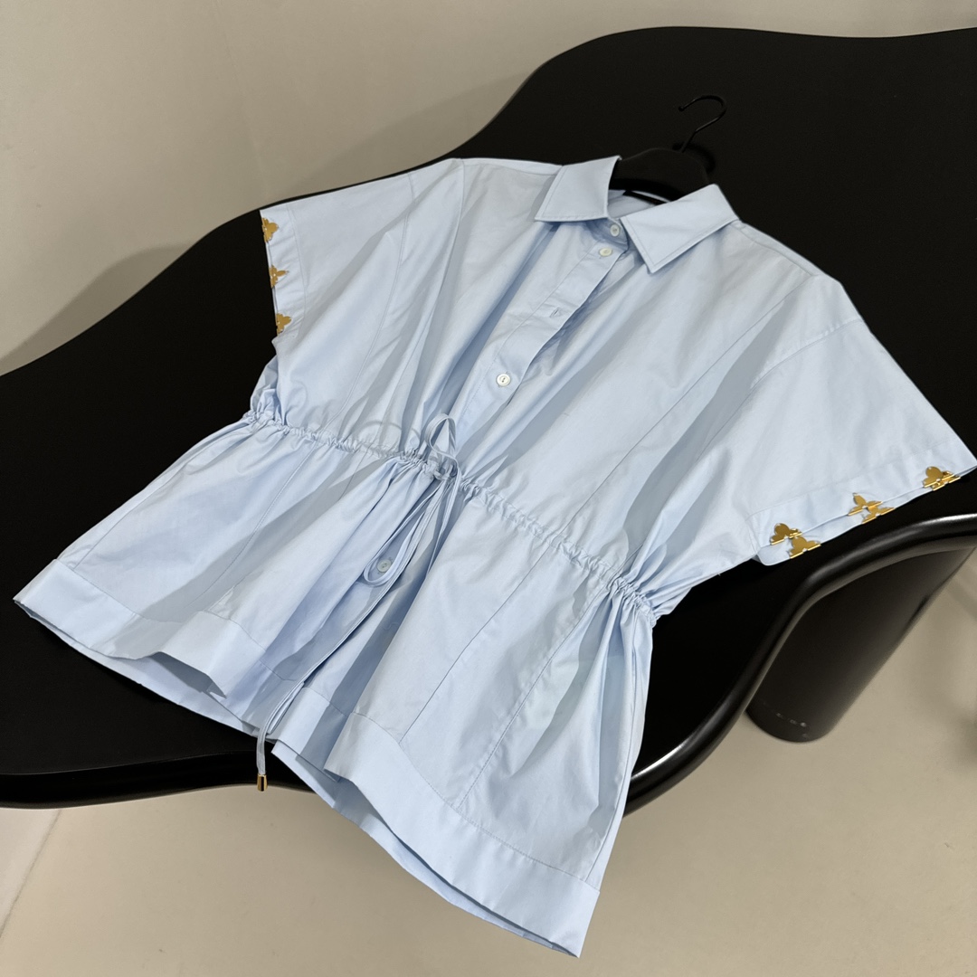 路易#新品棉质短袖衬衫
棉质针织平纹面料
袖口饰金属老花图案
可调节抽绳松紧腰带
对版剪裁 纽扣开合
男