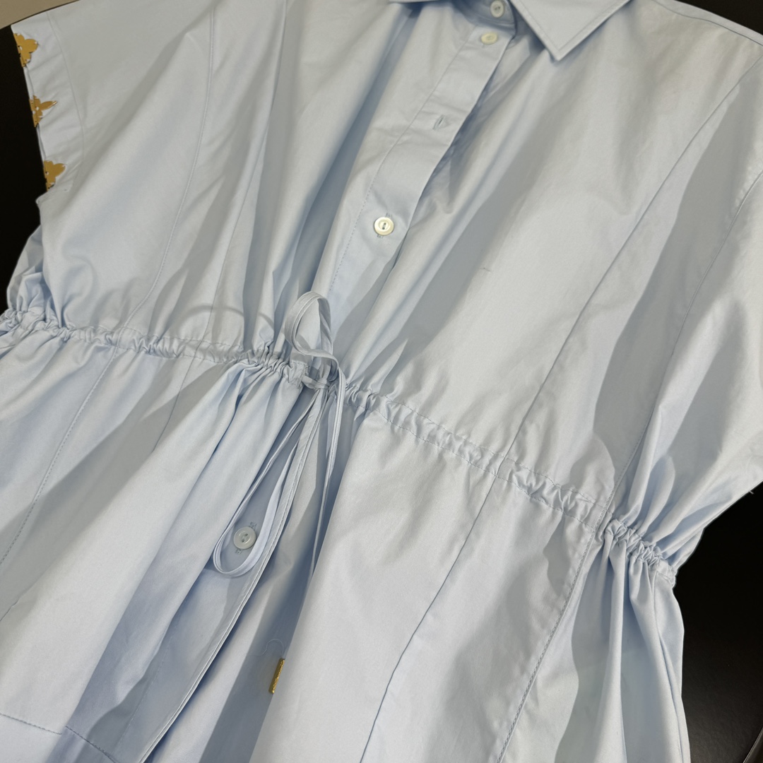 路易#新品棉质短袖衬衫
棉质针织平纹面料
袖口饰金属老花图案
可调节抽绳松紧腰带
对版剪裁 纽扣开合
男