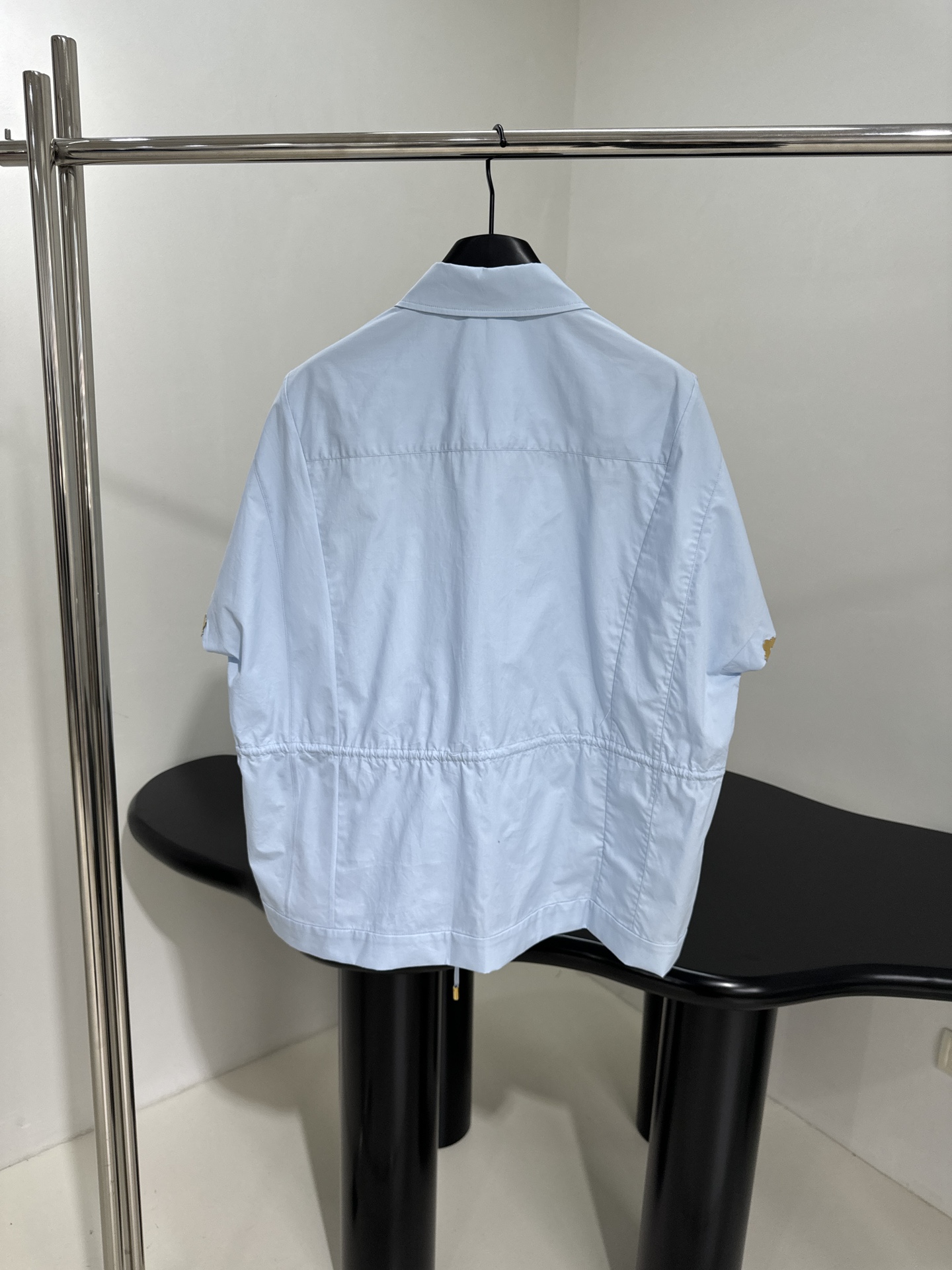 路易#新品棉质短袖衬衫
棉质针织平纹面料
袖口饰金属老花图案
可调节抽绳松紧腰带
对版剪裁 纽扣开合
男