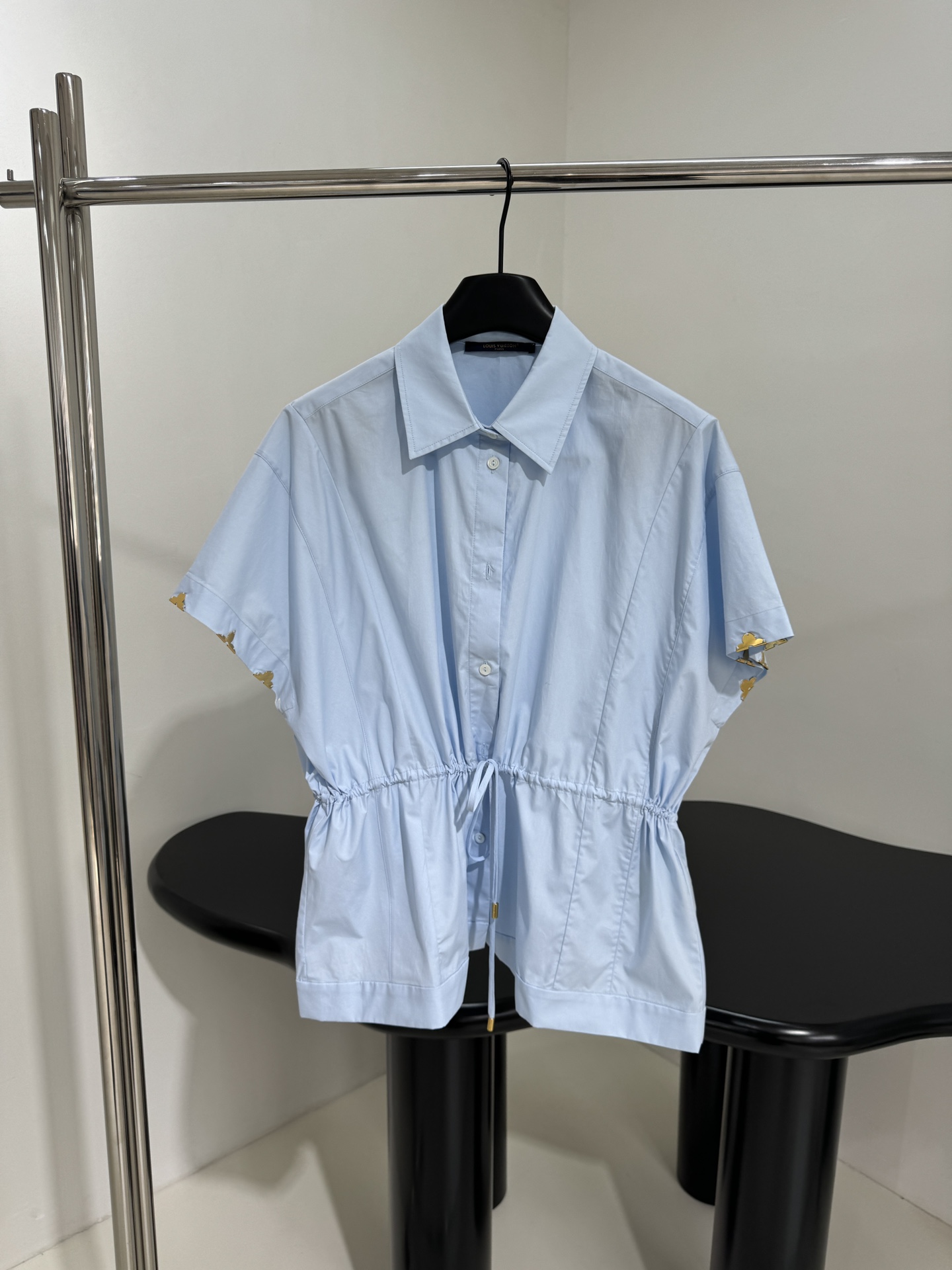路易#新品棉质短袖衬衫
棉质针织平纹面料
袖口饰金属老花图案
可调节抽绳松紧腰带
对版剪裁 纽扣开合
男
