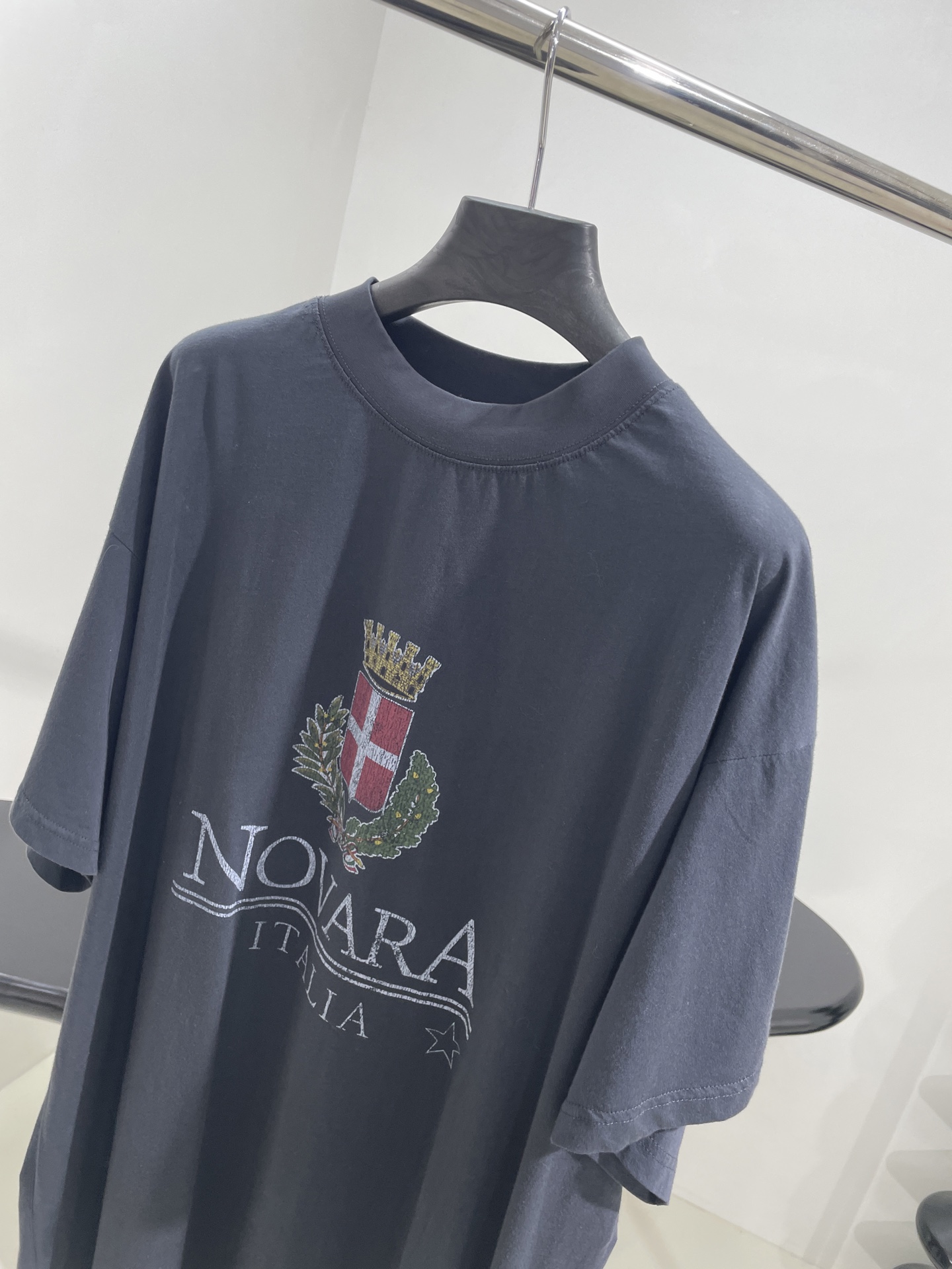 𝐵𝑎𝑙𝑒𝑛𝑐𝑖𝑎𝑔*早春新品NOVARA大廓形印花T恤
同源平纹针织面料
正面饰以艺术作品印花（龟裂效果