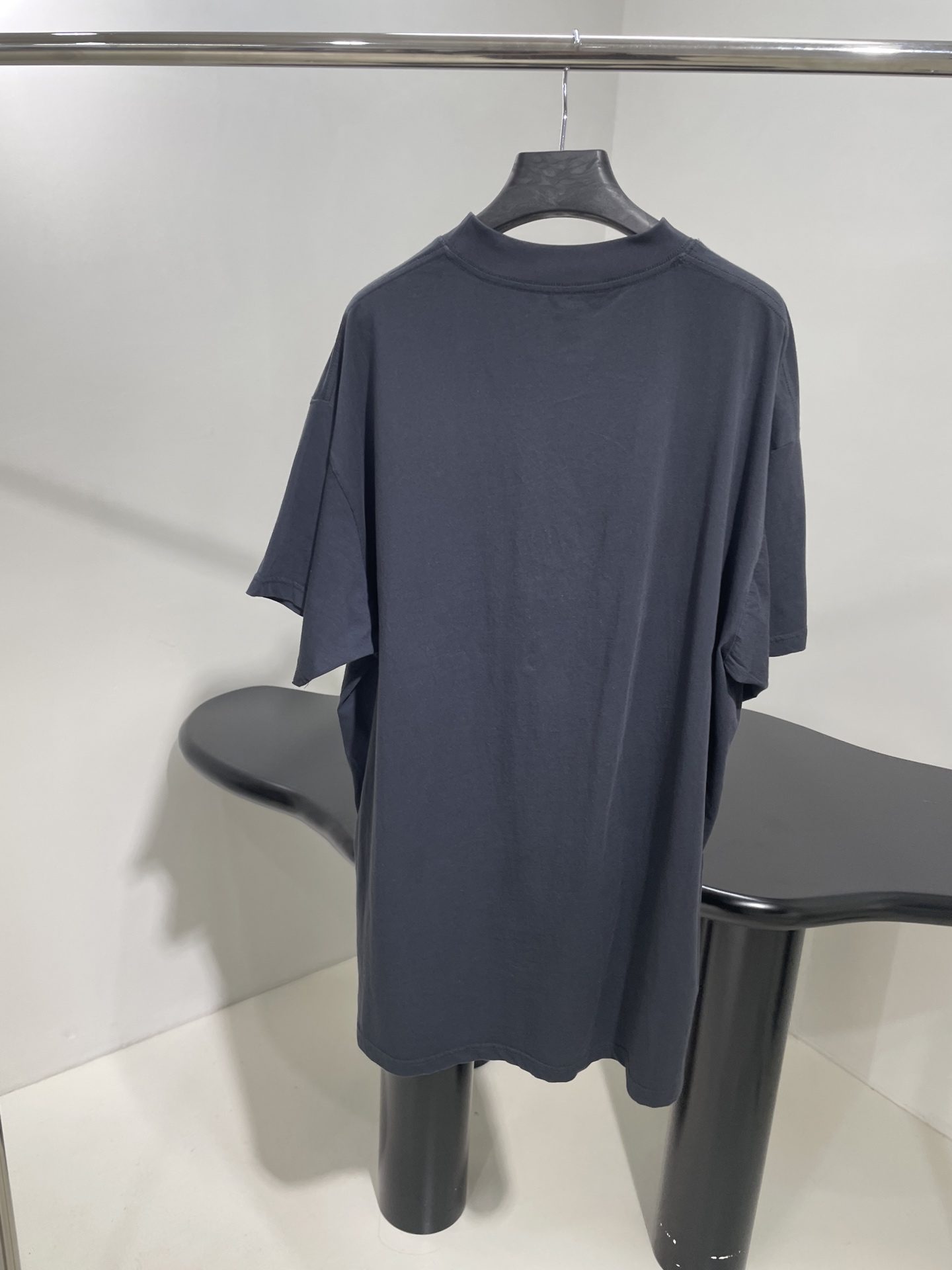 𝐵𝑎𝑙𝑒𝑛𝑐𝑖𝑎𝑔*早春新品NOVARA大廓形印花T恤
同源平纹针织面料
正面饰以艺术作品印花（龟裂效果