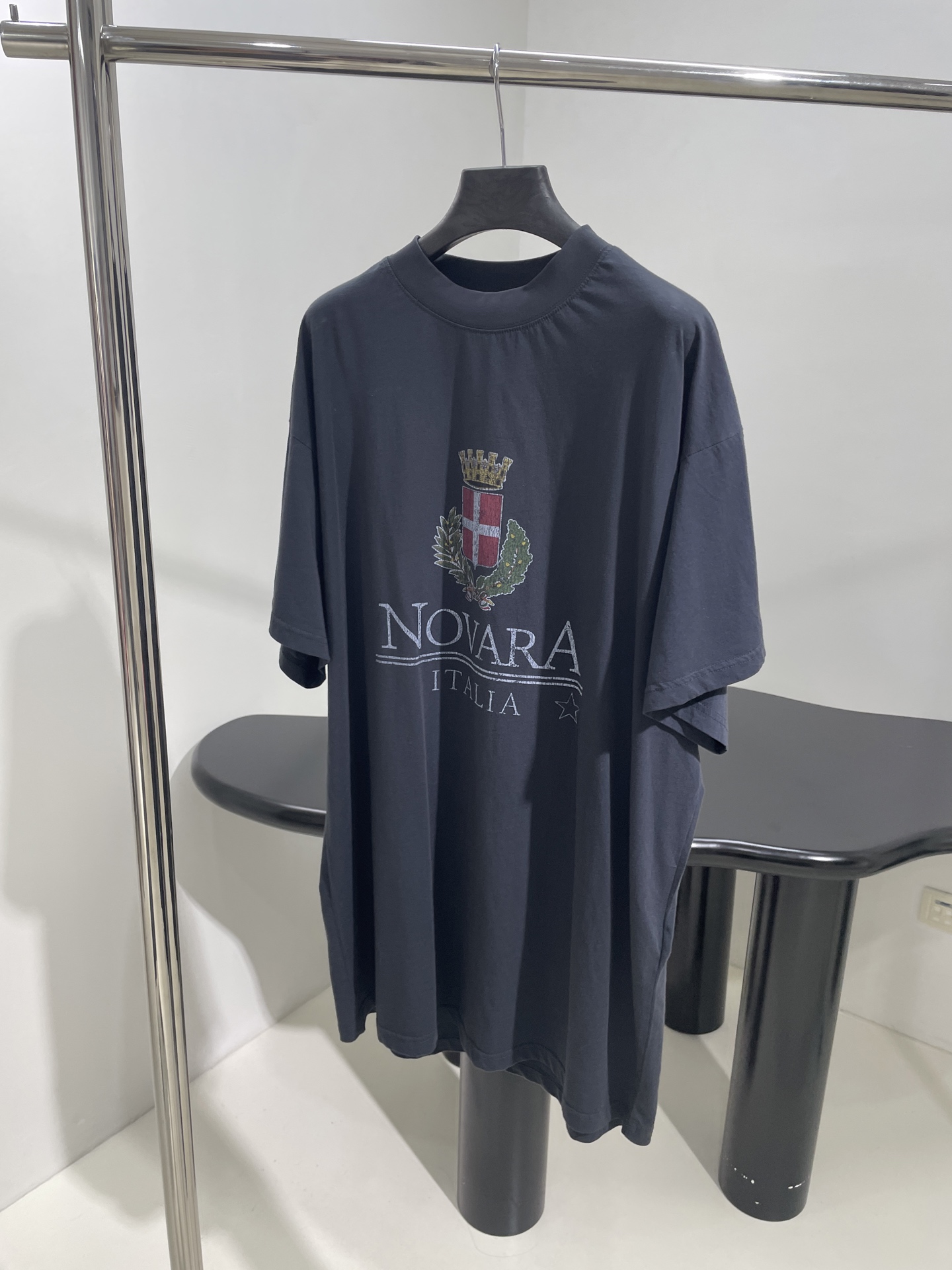 𝐵𝑎𝑙𝑒𝑛𝑐𝑖𝑎𝑔*早春新品NOVARA大廓形印花T恤
同源平纹针织面料
正面饰以艺术作品印花（龟裂效果