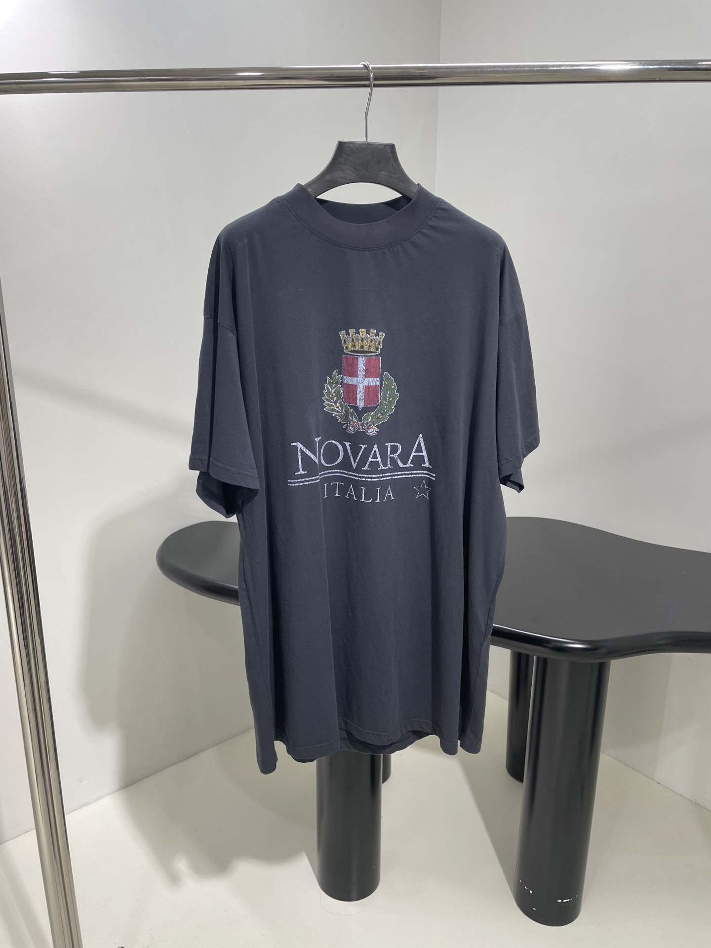𝐵𝑎𝑙𝑒𝑛𝑐𝑖𝑎𝑔*早春新品NOVARA大廓形印花T恤
同源平纹针织面料
正面饰以艺术作品印花（龟裂效果