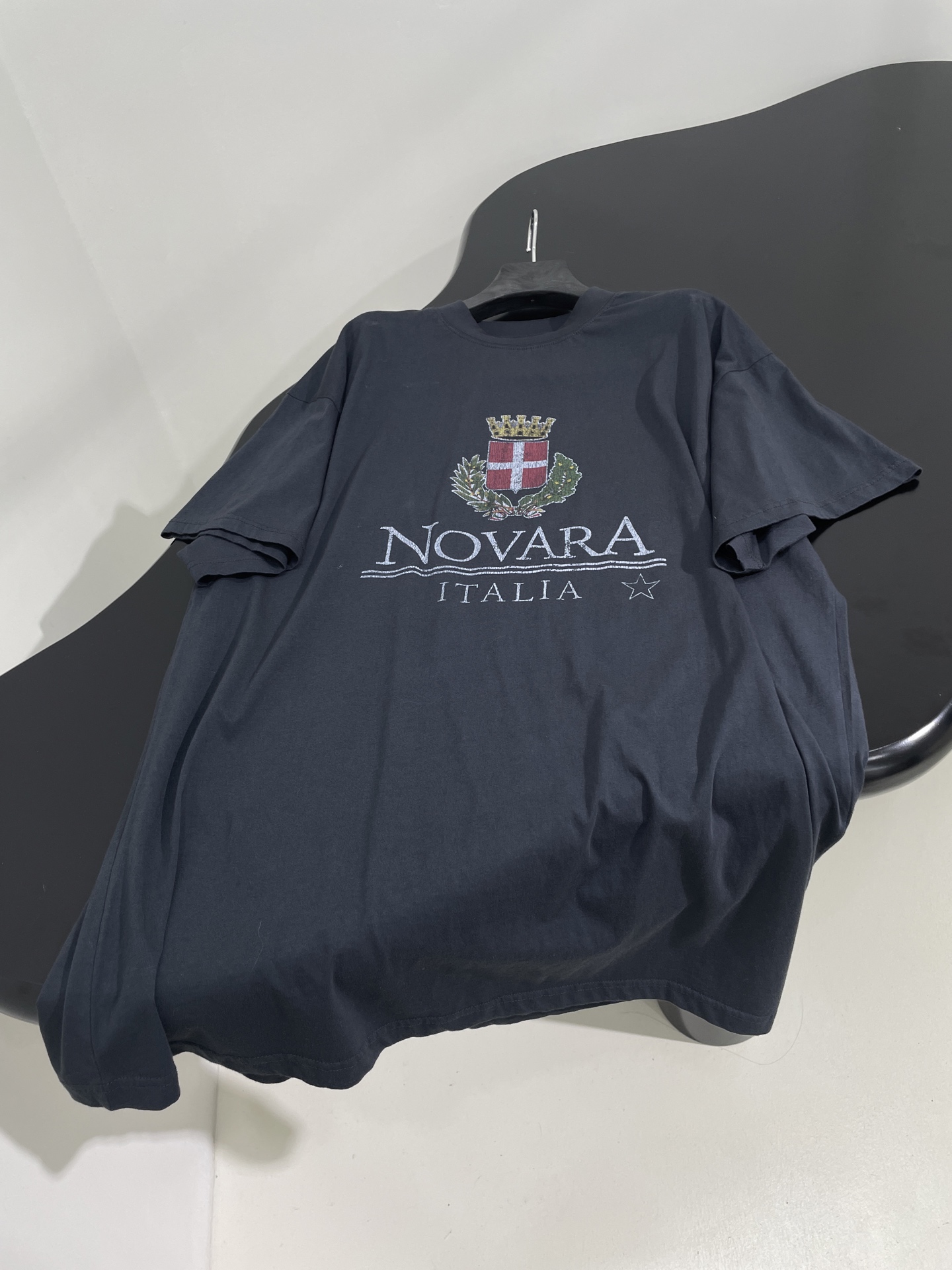 𝐵𝑎𝑙𝑒𝑛𝑐𝑖𝑎𝑔*早春新品NOVARA大廓形印花T恤
同源平纹针织面料
正面饰以艺术作品印花（龟裂效果