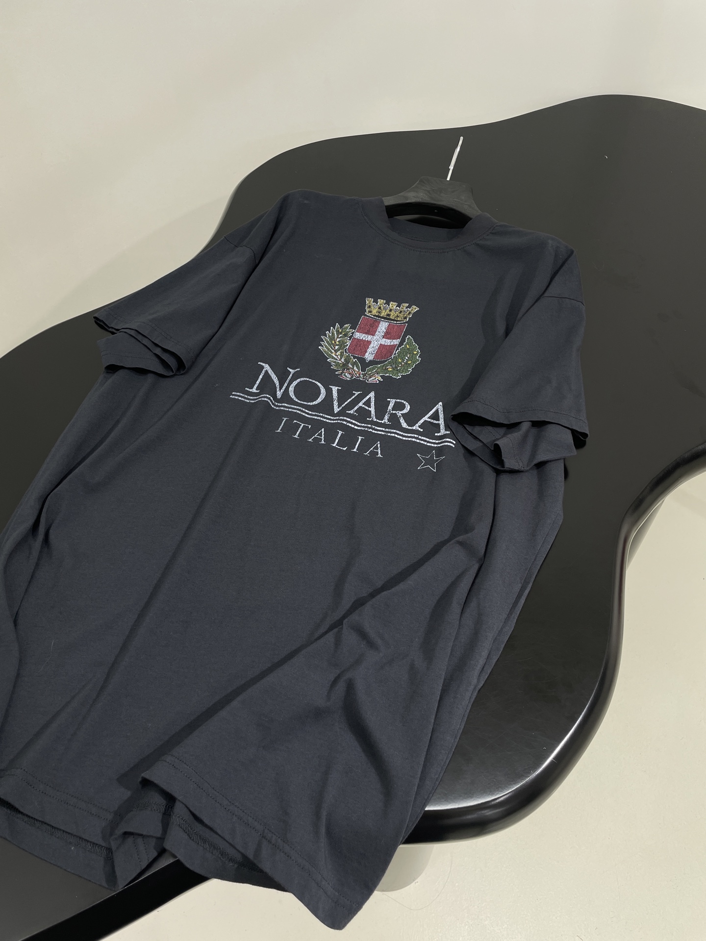 𝐵𝑎𝑙𝑒𝑛𝑐𝑖𝑎𝑔*早春新品NOVARA大廓形印花T恤
同源平纹针织面料
正面饰以艺术作品印花（龟裂效果