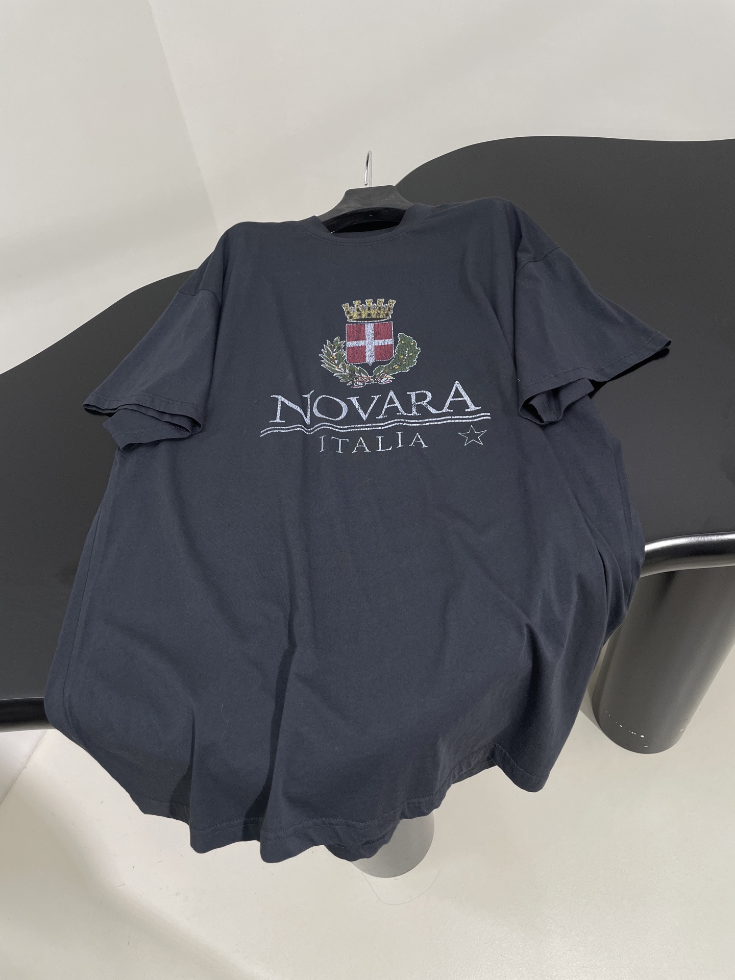 𝐵𝑎𝑙𝑒𝑛𝑐𝑖𝑎𝑔*早春新品NOVARA大廓形印花T恤
同源平纹针织面料
正面饰以艺术作品印花（龟裂效果
