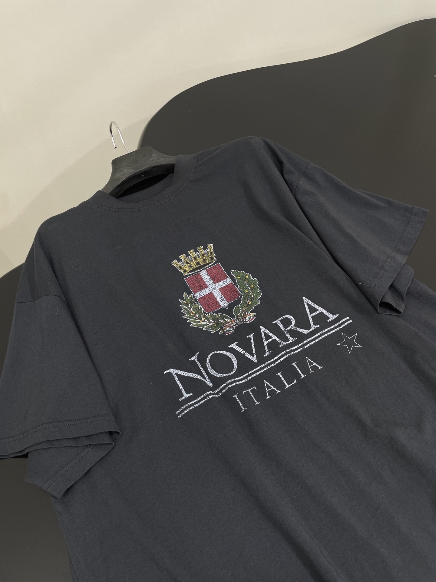 𝐵𝑎𝑙𝑒𝑛𝑐𝑖𝑎𝑔*早春新品NOVARA大廓形印花T恤
同源平纹针织面料
正面饰以艺术作品印花（龟裂效果