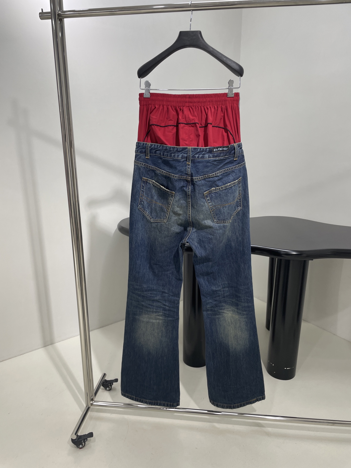 𝐵𝑎𝑙𝑒𝑛𝑐𝑖𝑎𝑔*新品两件裤子拼接CUT-UP运动长裤
日本牛仔布中性设计大号修身版型剪裁
内衬拼接运