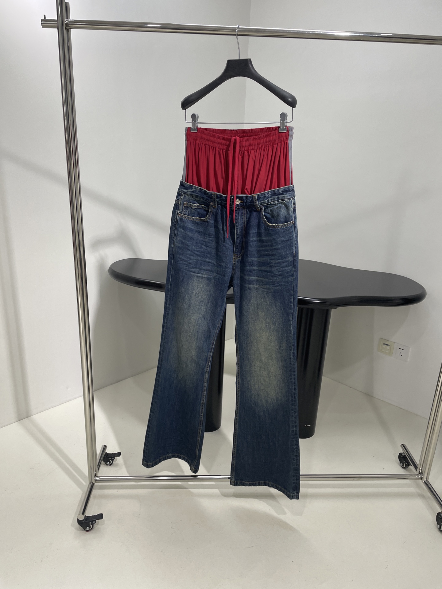𝐵𝑎𝑙𝑒𝑛𝑐𝑖𝑎𝑔*新品两件裤子拼接CUT-UP运动长裤
日本牛仔布中性设计大号修身版型剪裁
内衬拼接运