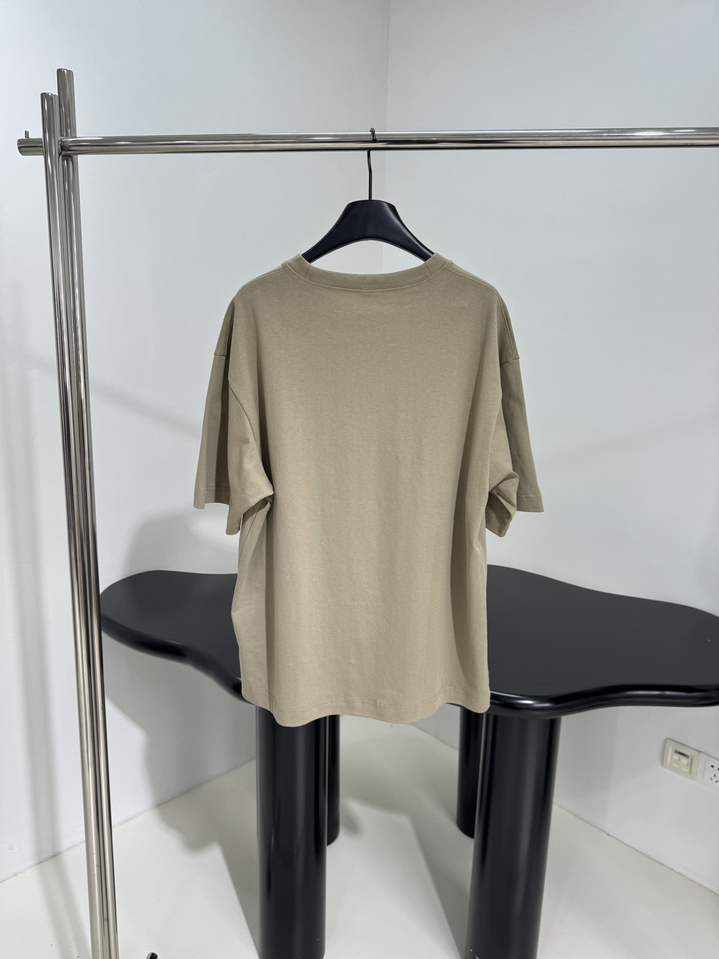 𝐴𝑛𝑐𝑒*𝑠𝑡𝑢𝑑𝑖𝑜新品铆钉T恤
棉质针织平纹面料
胸前饰有铆钉品牌标识图案
罗纹领口，袖口和下摆
男