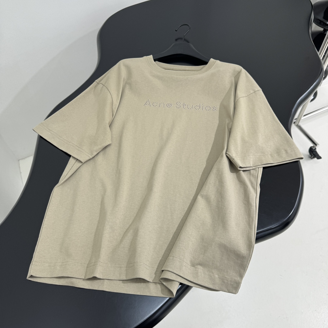 𝐴𝑛𝑐𝑒*𝑠𝑡𝑢𝑑𝑖𝑜新品铆钉T恤
棉质针织平纹面料
胸前饰有铆钉品牌标识图案
罗纹领口，袖口和下摆
男